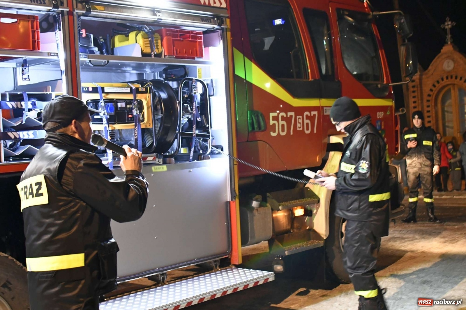 Zdjęcie w galerii na portalu naszraciborz.pl: Strażacka parada pokoleń w Bieńkowicach, czyli powitanie nowego volvo wiadomości z regionu