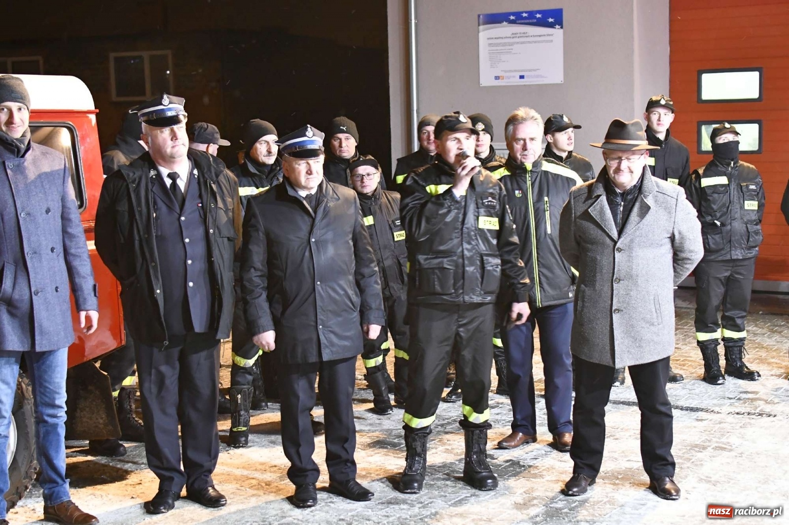 Zdjęcie w galerii na portalu naszraciborz.pl: Strażacka parada pokoleń w Bieńkowicach, czyli powitanie nowego volvo wiadomości z regionu