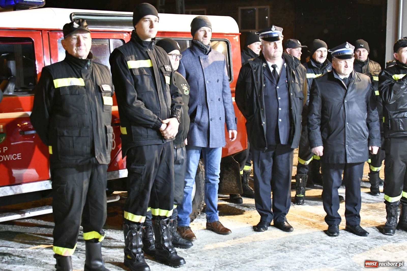 Zdjęcie w galerii na portalu naszraciborz.pl: Strażacka parada pokoleń w Bieńkowicach, czyli powitanie nowego volvo wiadomości z regionu