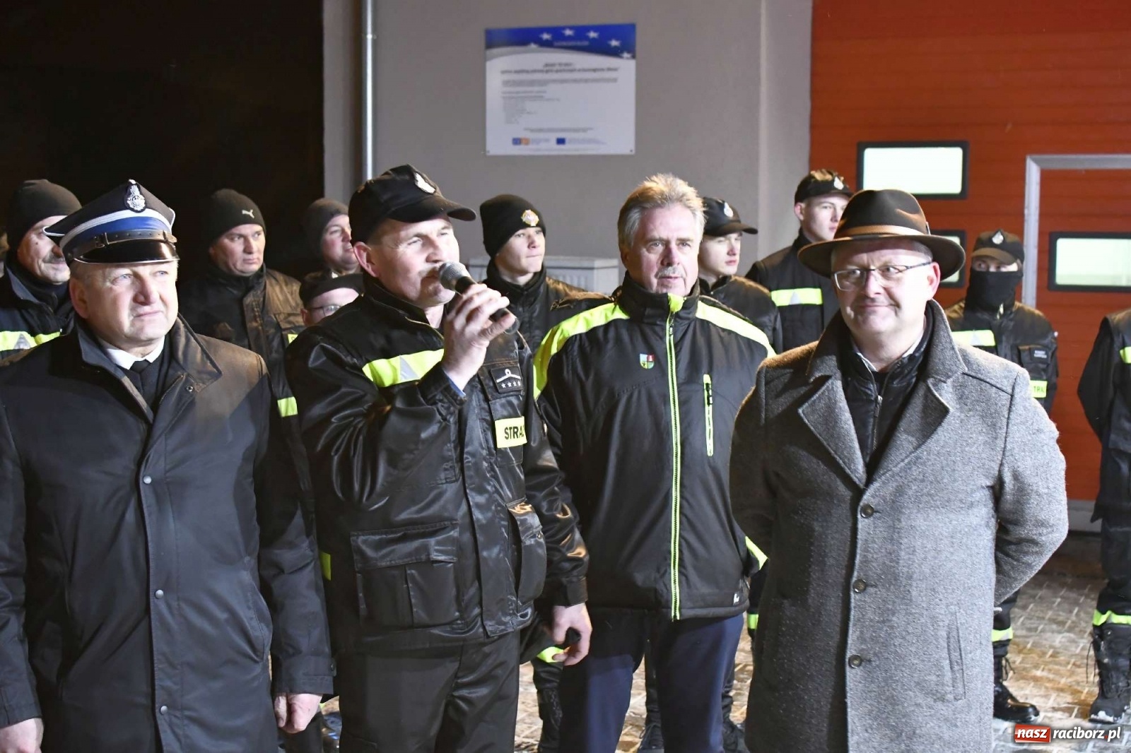 Zdjęcie w galerii na portalu naszraciborz.pl: Strażacka parada pokoleń w Bieńkowicach, czyli powitanie nowego volvo wiadomości z regionu