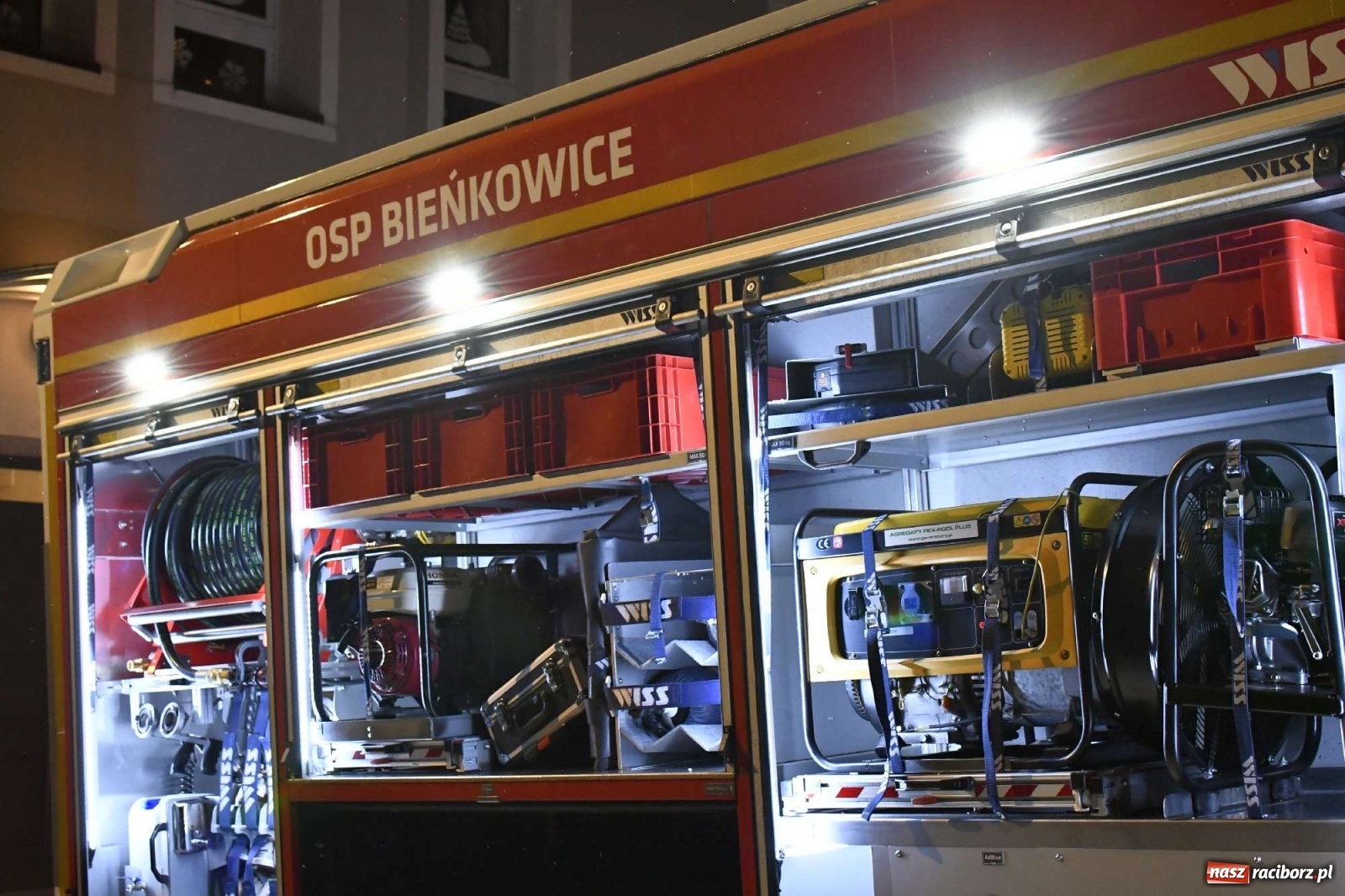 Zdjęcie w galerii na portalu naszraciborz.pl: Strażacka parada pokoleń w Bieńkowicach, czyli powitanie nowego volvo wiadomości z regionu