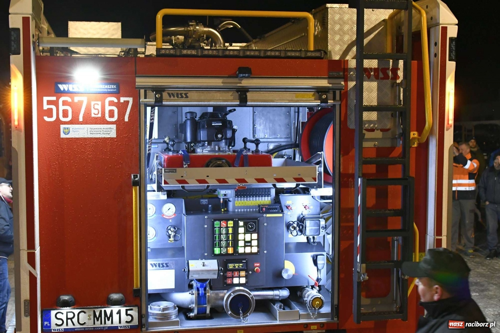 Zdjęcie w galerii na portalu naszraciborz.pl: Strażacka parada pokoleń w Bieńkowicach, czyli powitanie nowego volvo wiadomości z regionu