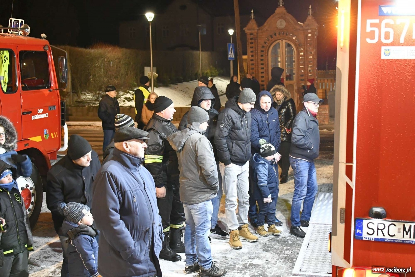 Zdjęcie w galerii na portalu naszraciborz.pl: Strażacka parada pokoleń w Bieńkowicach, czyli powitanie nowego volvo wiadomości z regionu