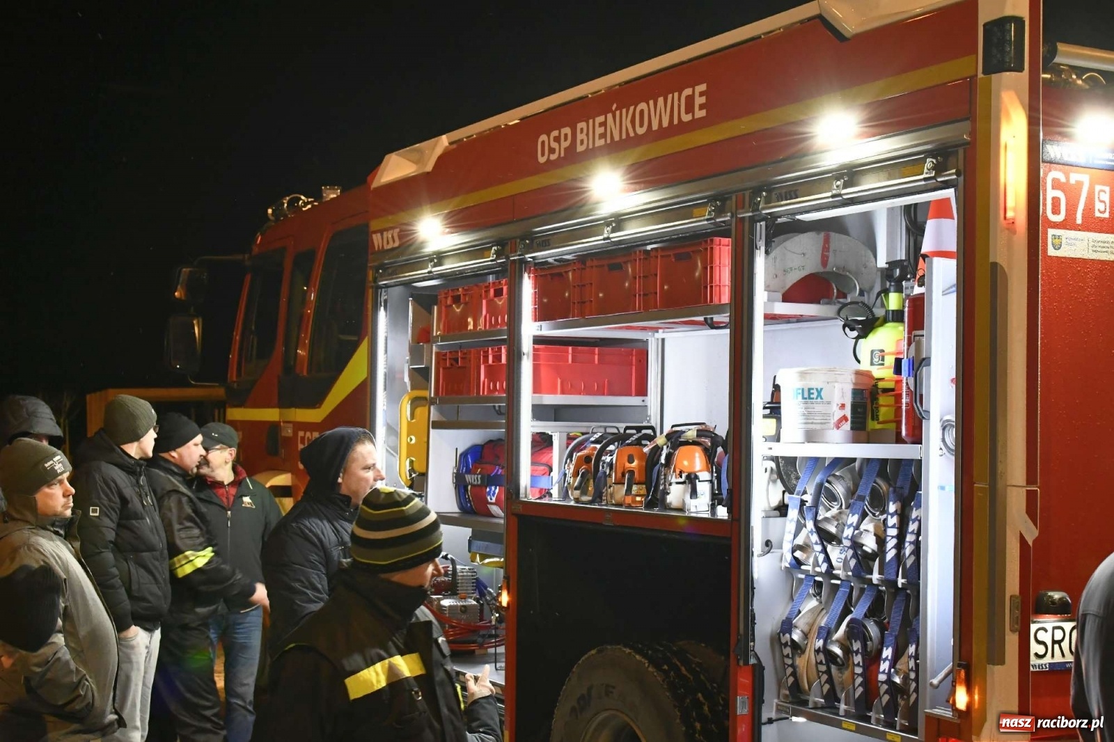 Zdjęcie w galerii na portalu naszraciborz.pl: Strażacka parada pokoleń w Bieńkowicach, czyli powitanie nowego volvo wiadomości z regionu