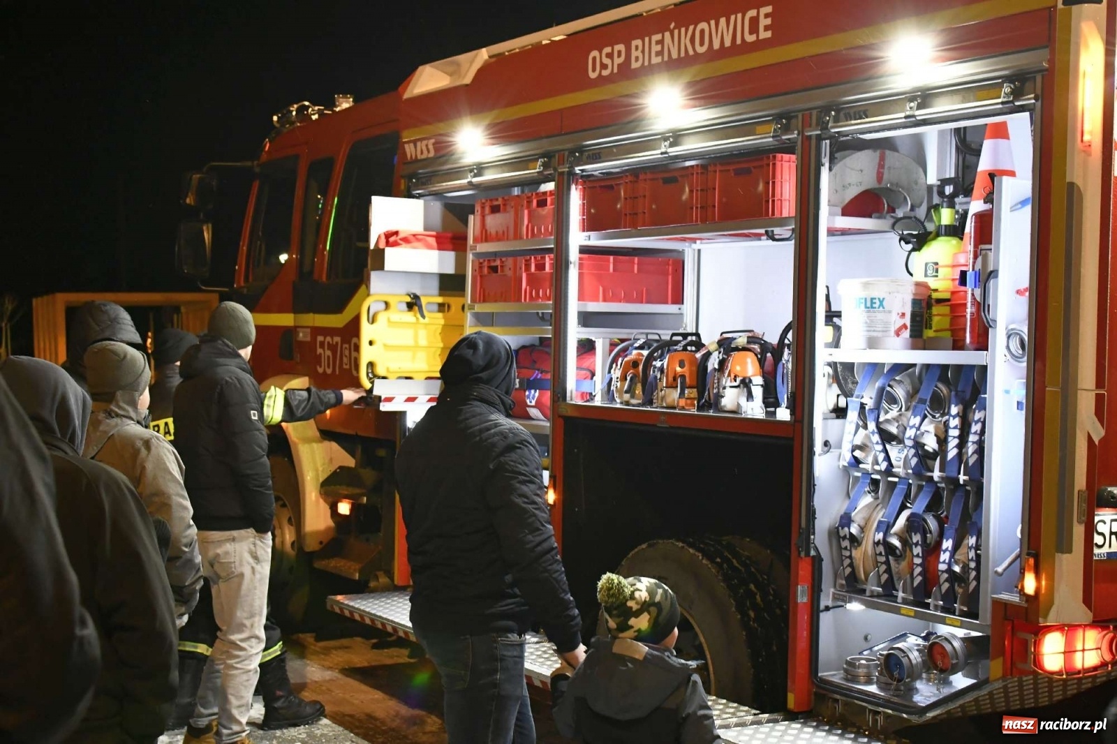 Zdjęcie w galerii na portalu naszraciborz.pl: Strażacka parada pokoleń w Bieńkowicach, czyli powitanie nowego volvo wiadomości z regionu