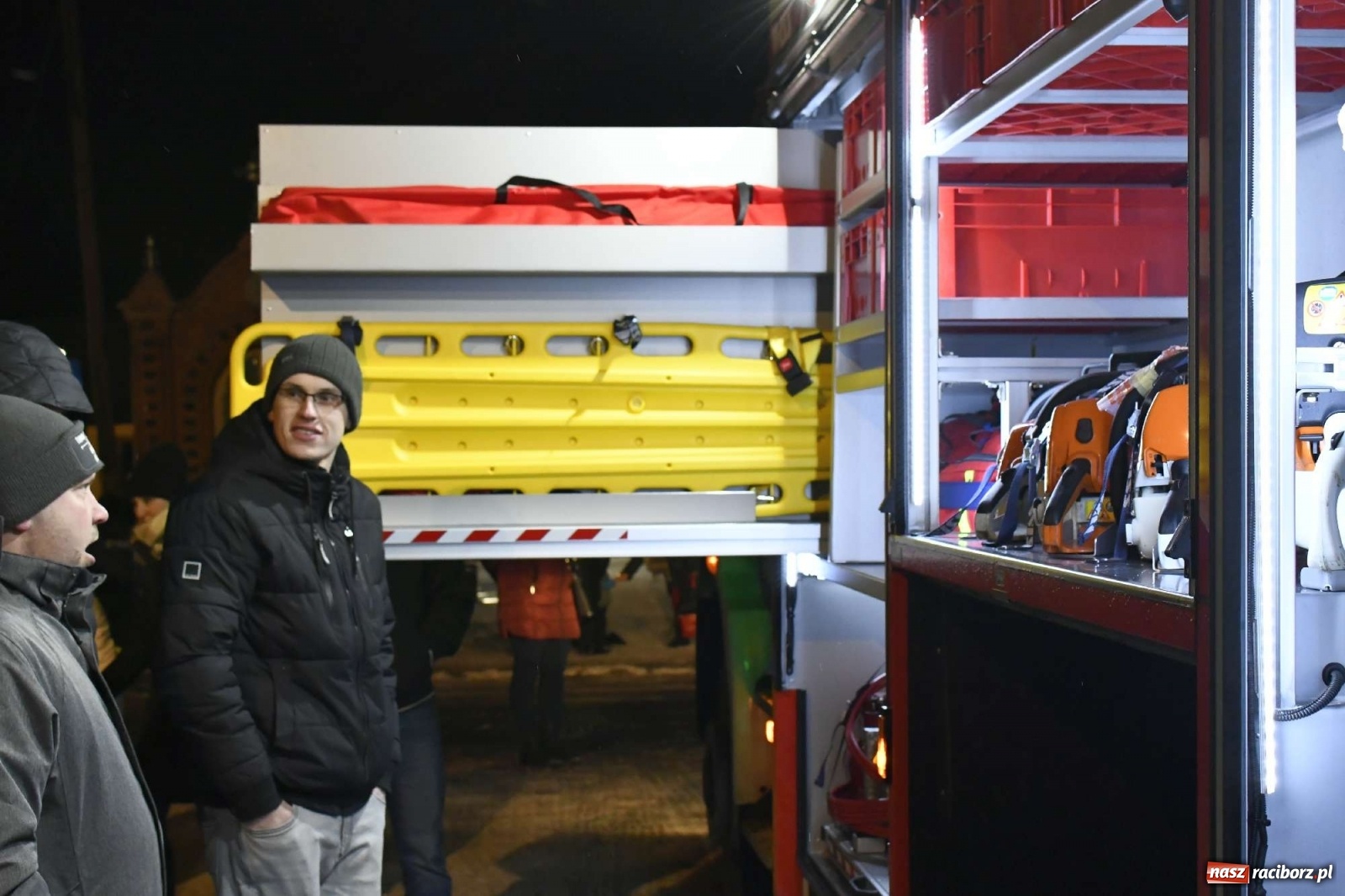 Zdjęcie w galerii na portalu naszraciborz.pl: Strażacka parada pokoleń w Bieńkowicach, czyli powitanie nowego volvo wiadomości z regionu