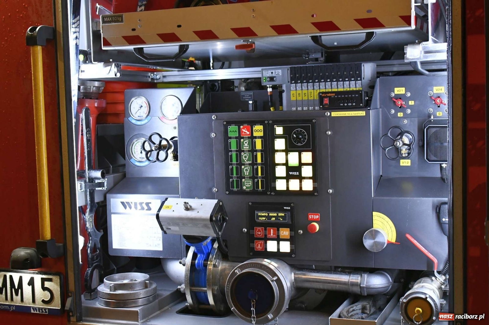 Zdjęcie w galerii na portalu naszraciborz.pl: Strażacka parada pokoleń w Bieńkowicach, czyli powitanie nowego volvo wiadomości z regionu