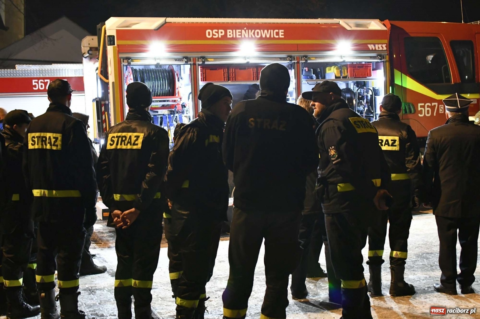 Zdjęcie w galerii na portalu naszraciborz.pl: Strażacka parada pokoleń w Bieńkowicach, czyli powitanie nowego volvo wiadomości z regionu