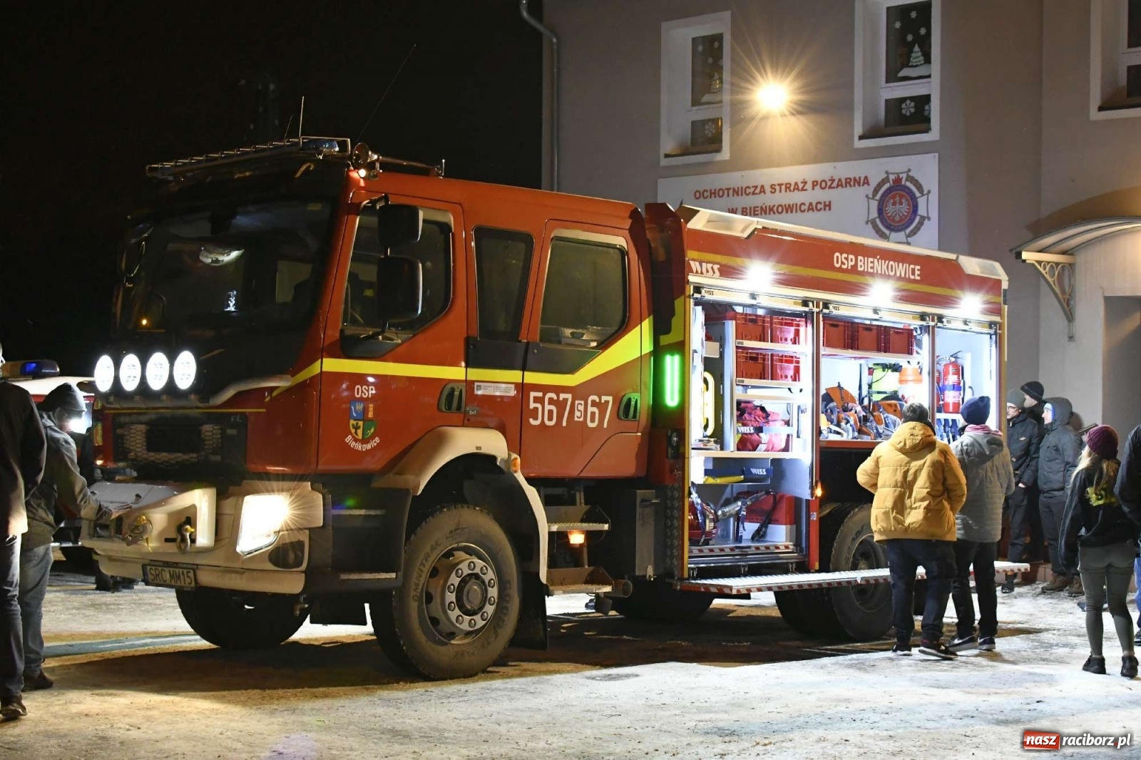 Zdjęcie w galerii na portalu naszraciborz.pl: Strażacka parada pokoleń w Bieńkowicach, czyli powitanie nowego volvo wiadomości z regionu