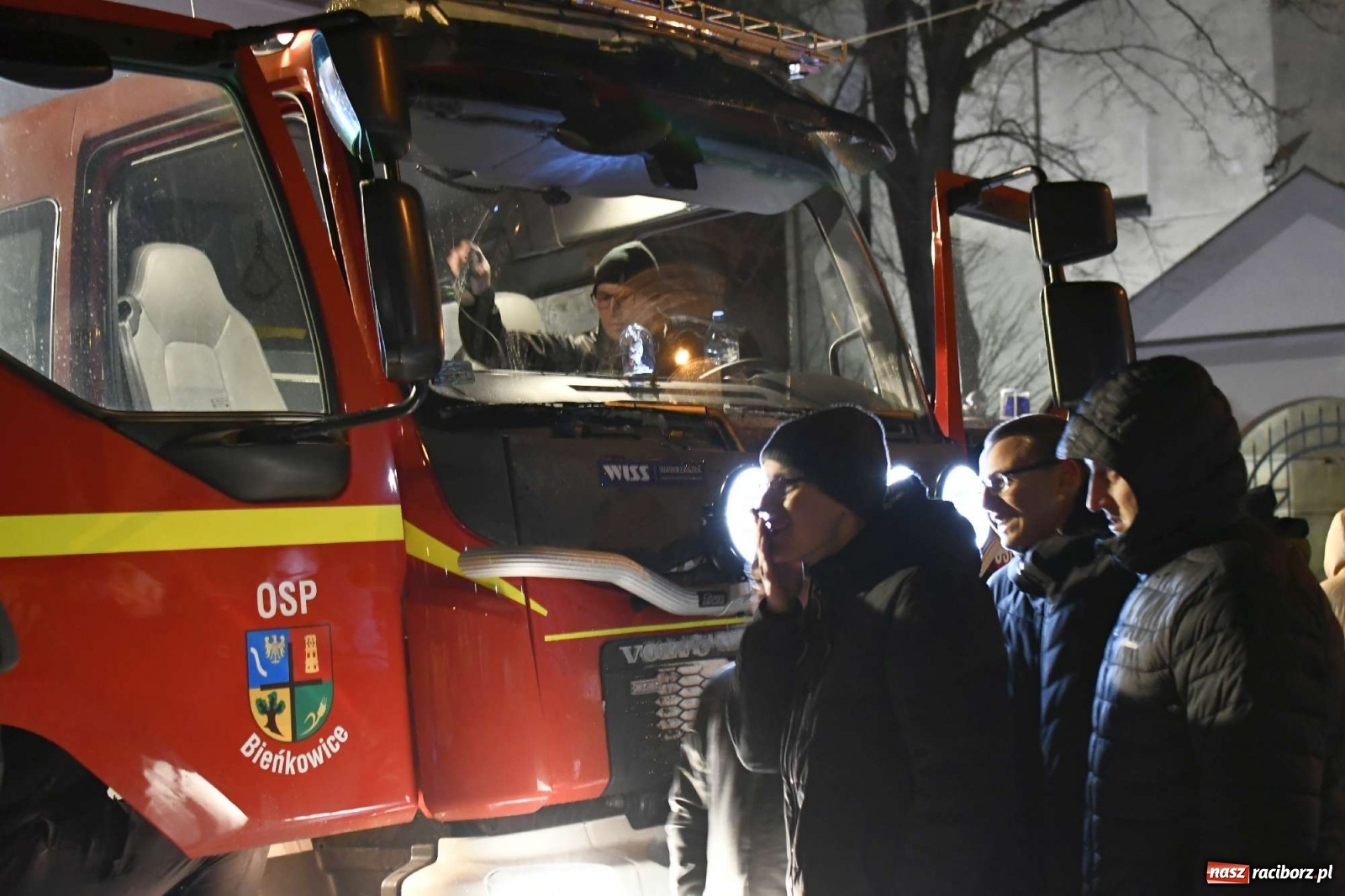 Zdjęcie w galerii na portalu naszraciborz.pl: Strażacka parada pokoleń w Bieńkowicach, czyli powitanie nowego volvo wiadomości z regionu