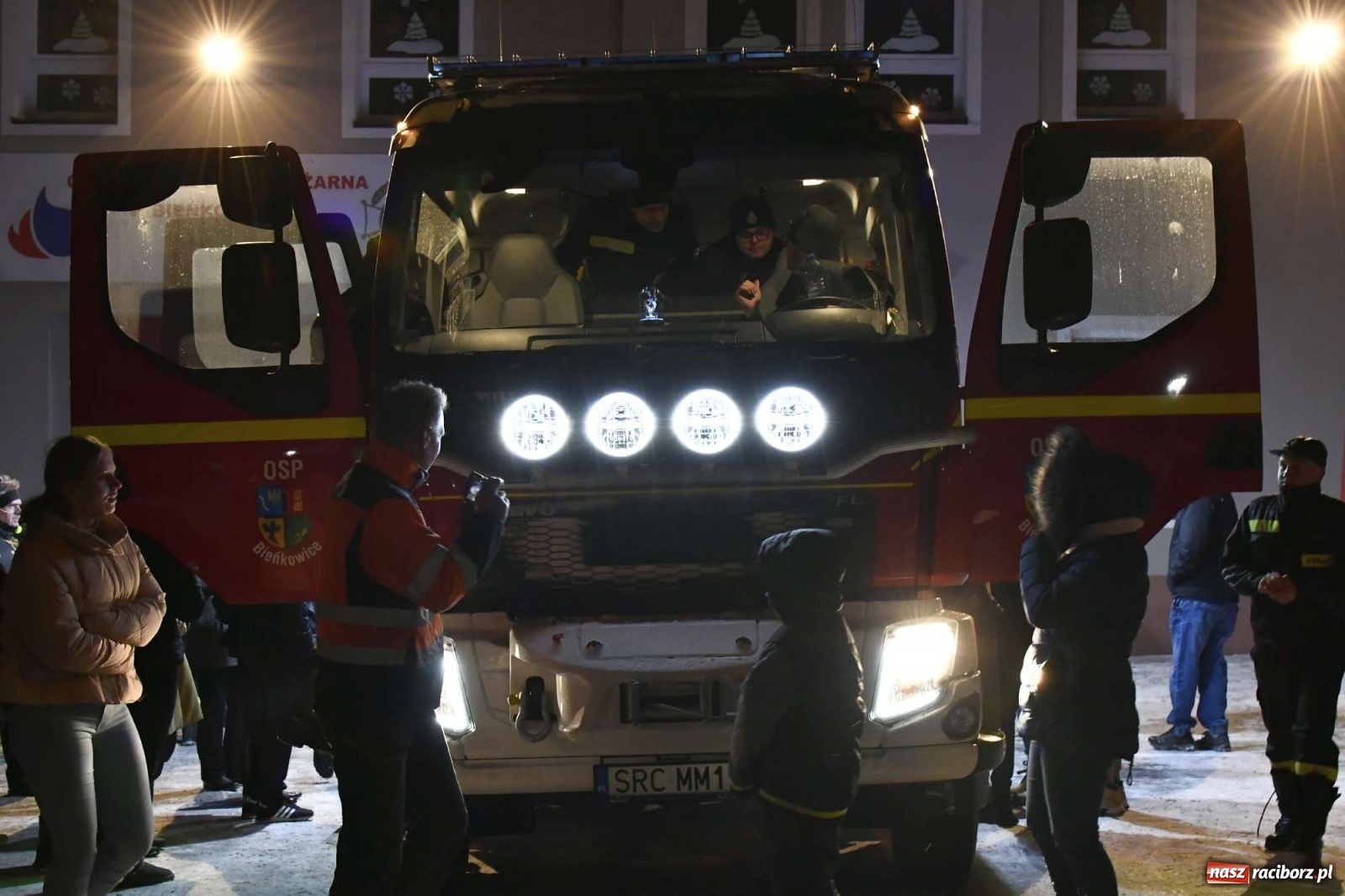 Zdjęcie w galerii na portalu naszraciborz.pl: Strażacka parada pokoleń w Bieńkowicach, czyli powitanie nowego volvo wiadomości z regionu