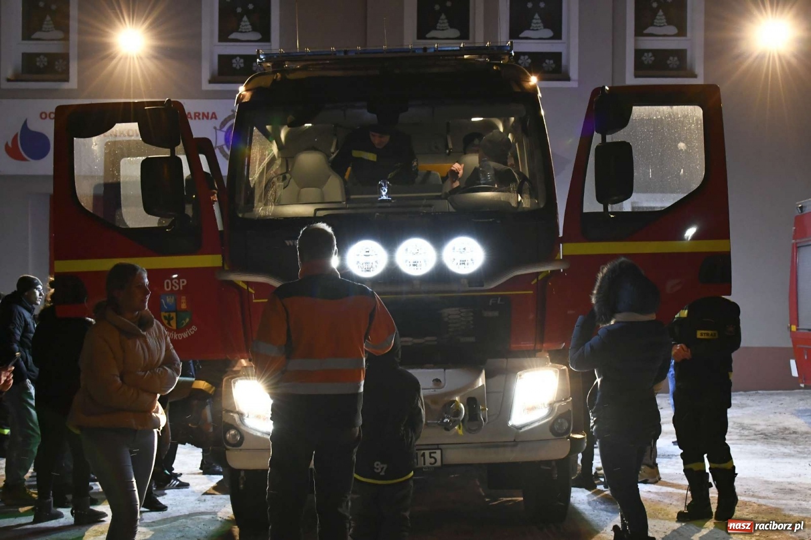 Zdjęcie w galerii na portalu naszraciborz.pl: Strażacka parada pokoleń w Bieńkowicach, czyli powitanie nowego volvo wiadomości z regionu