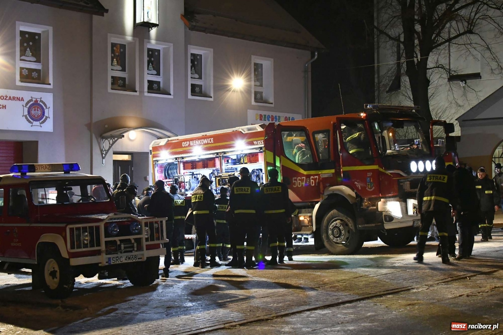 Zdjęcie w galerii na portalu naszraciborz.pl: Strażacka parada pokoleń w Bieńkowicach, czyli powitanie nowego volvo wiadomości z regionu