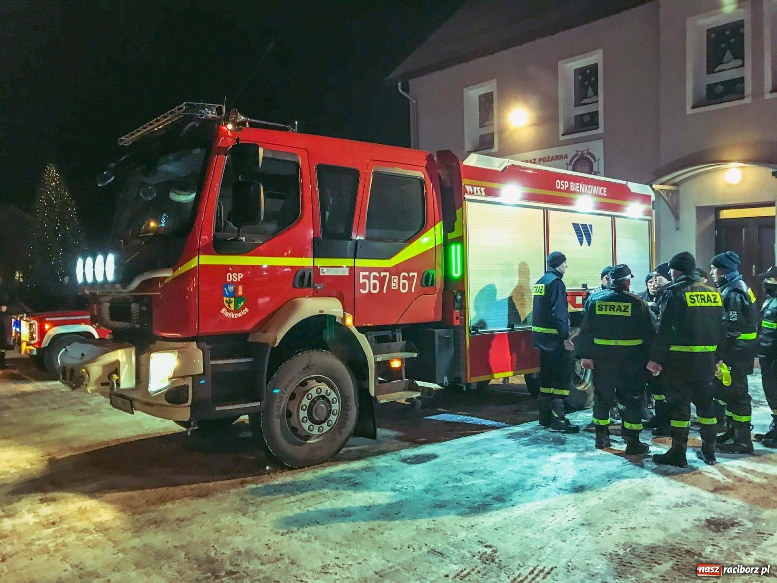 Zdjęcie w galerii na portalu naszraciborz.pl: Strażacka parada pokoleń w Bieńkowicach, czyli powitanie nowego volvo wiadomości z regionu
