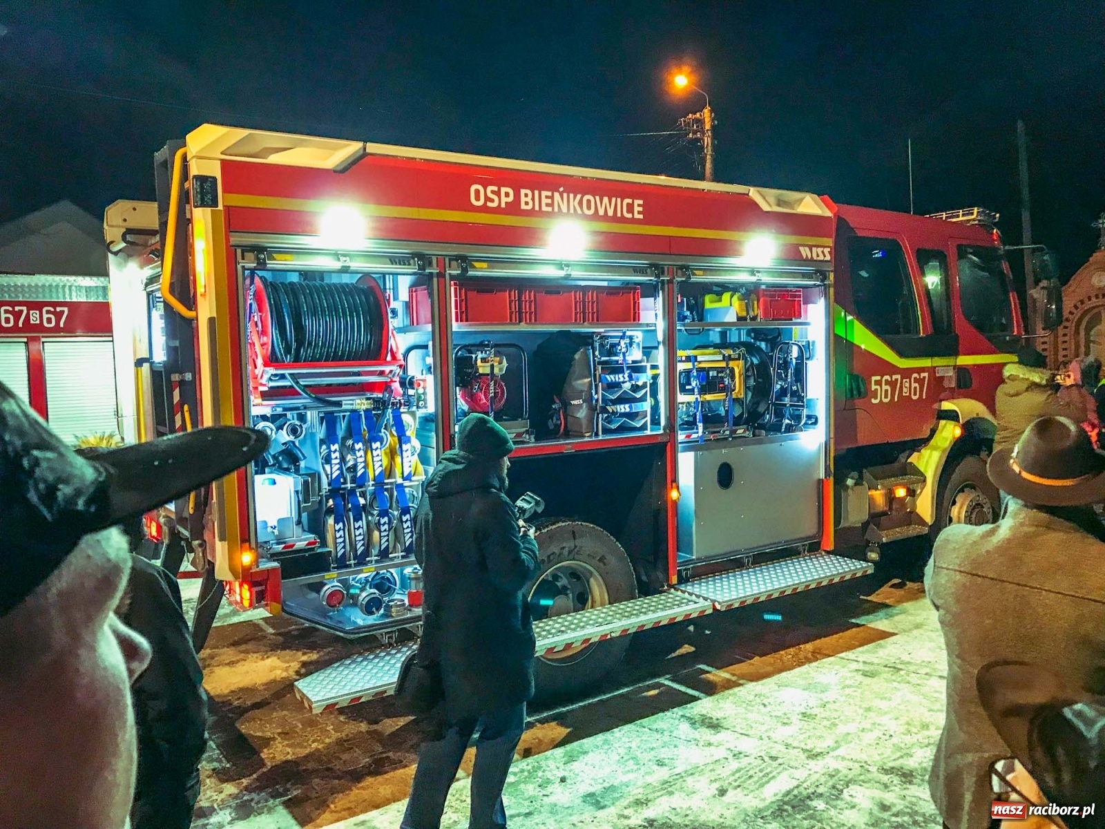Zdjęcie w galerii na portalu naszraciborz.pl: Strażacka parada pokoleń w Bieńkowicach, czyli powitanie nowego volvo wiadomości z regionu