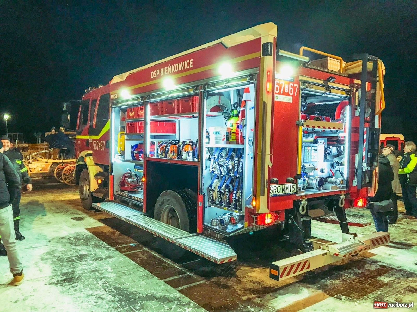 Zdjęcie w galerii na portalu naszraciborz.pl: Strażacka parada pokoleń w Bieńkowicach, czyli powitanie nowego volvo wiadomości z regionu