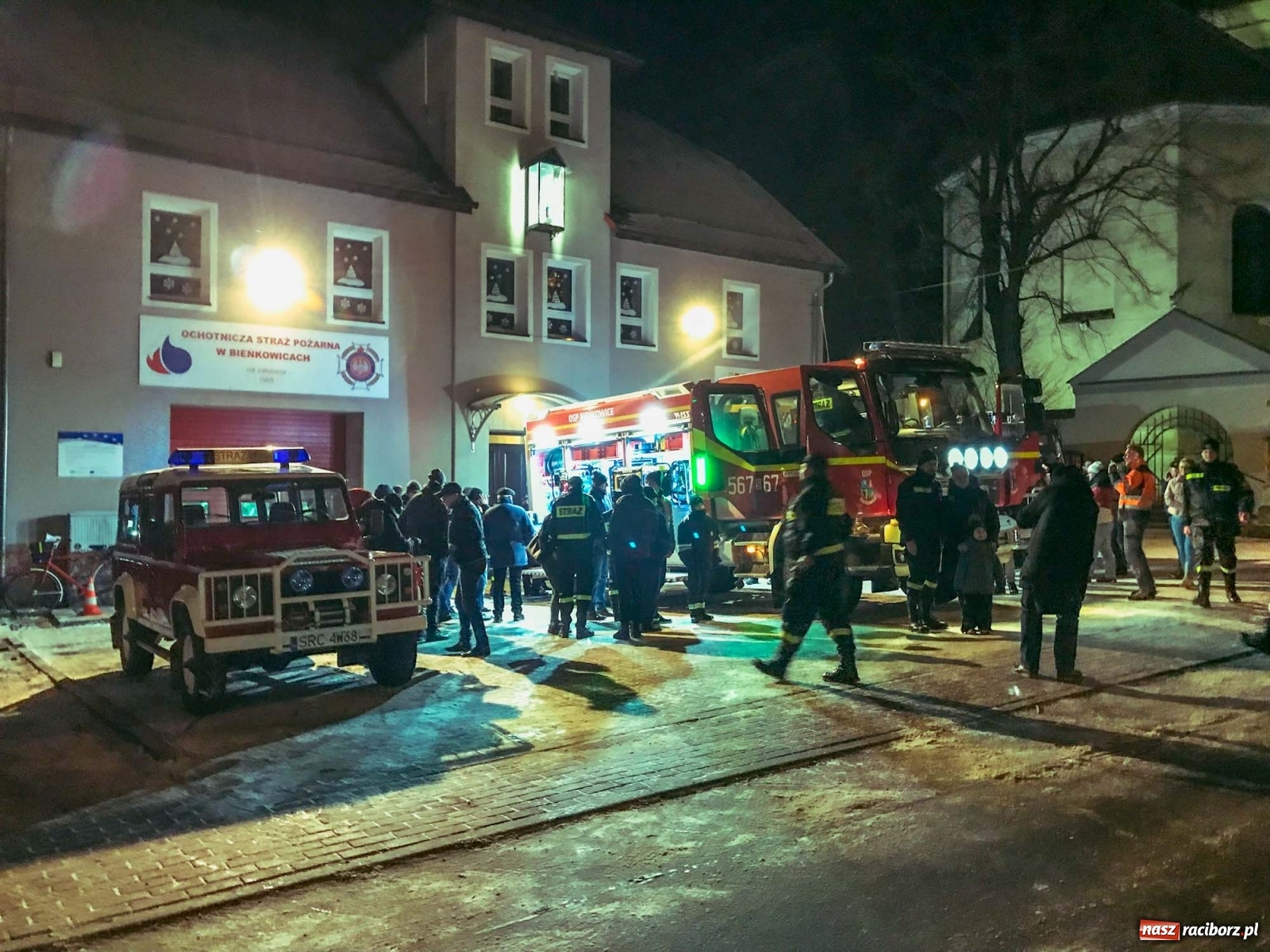 Zdjęcie w galerii na portalu naszraciborz.pl: Strażacka parada pokoleń w Bieńkowicach, czyli powitanie nowego volvo wiadomości z regionu