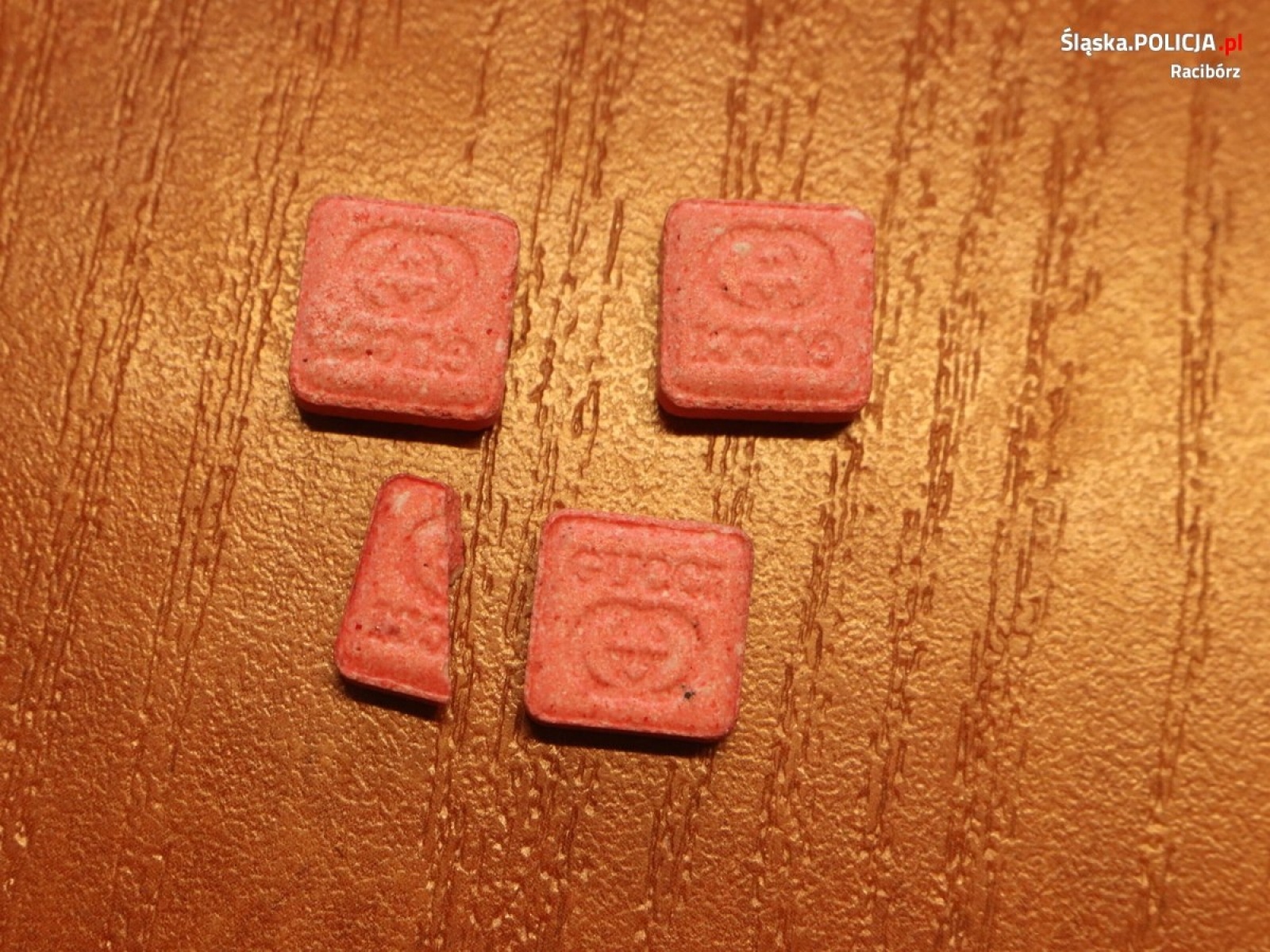 Zdjęcie w galerii na portalu naszraciborz.pl: Zdradziło ich nerwowe zachowanie. Dopalacze i narkotyki w passacie [FOTO] wiadomości z regionu