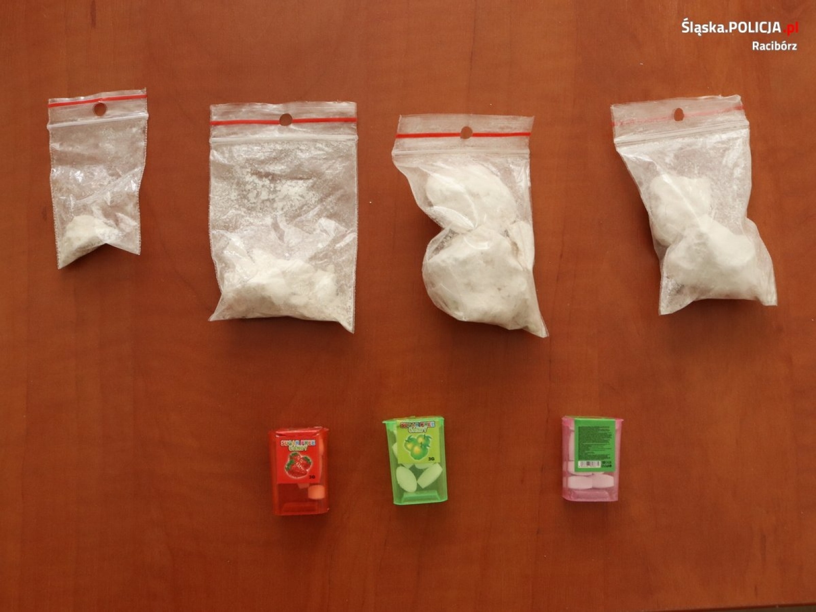 Zdjęcie w galerii na portalu naszraciborz.pl: Zdradziło ich nerwowe zachowanie. Dopalacze i narkotyki w passacie [FOTO] wiadomości z regionu