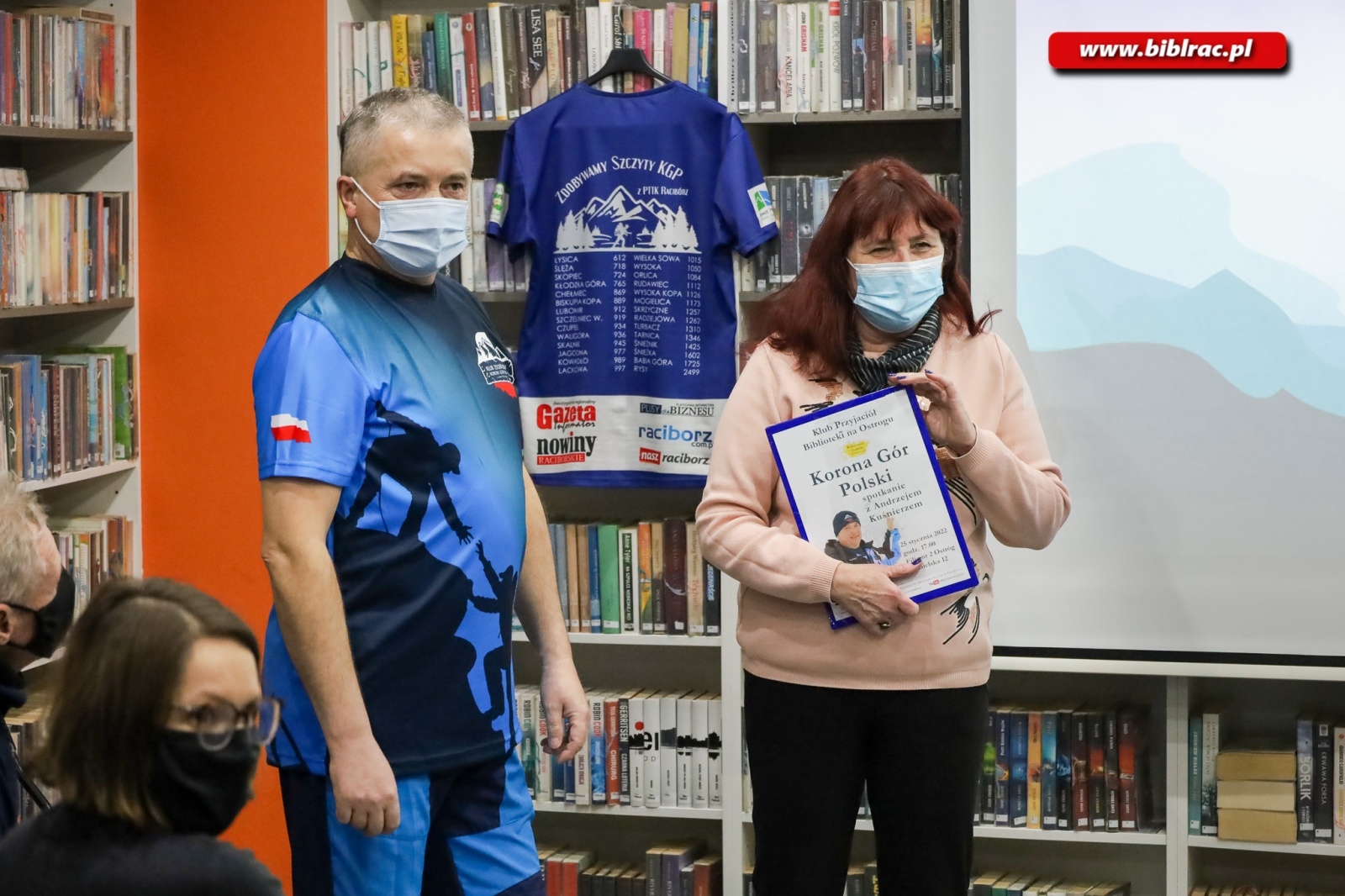 Zdjęcie w galerii na portalu naszraciborz.pl: Korona Gór Polski – góry dla każdego? Andrzej Kuśnierz w bibliotece na Ostrogu wiadomości z regionu