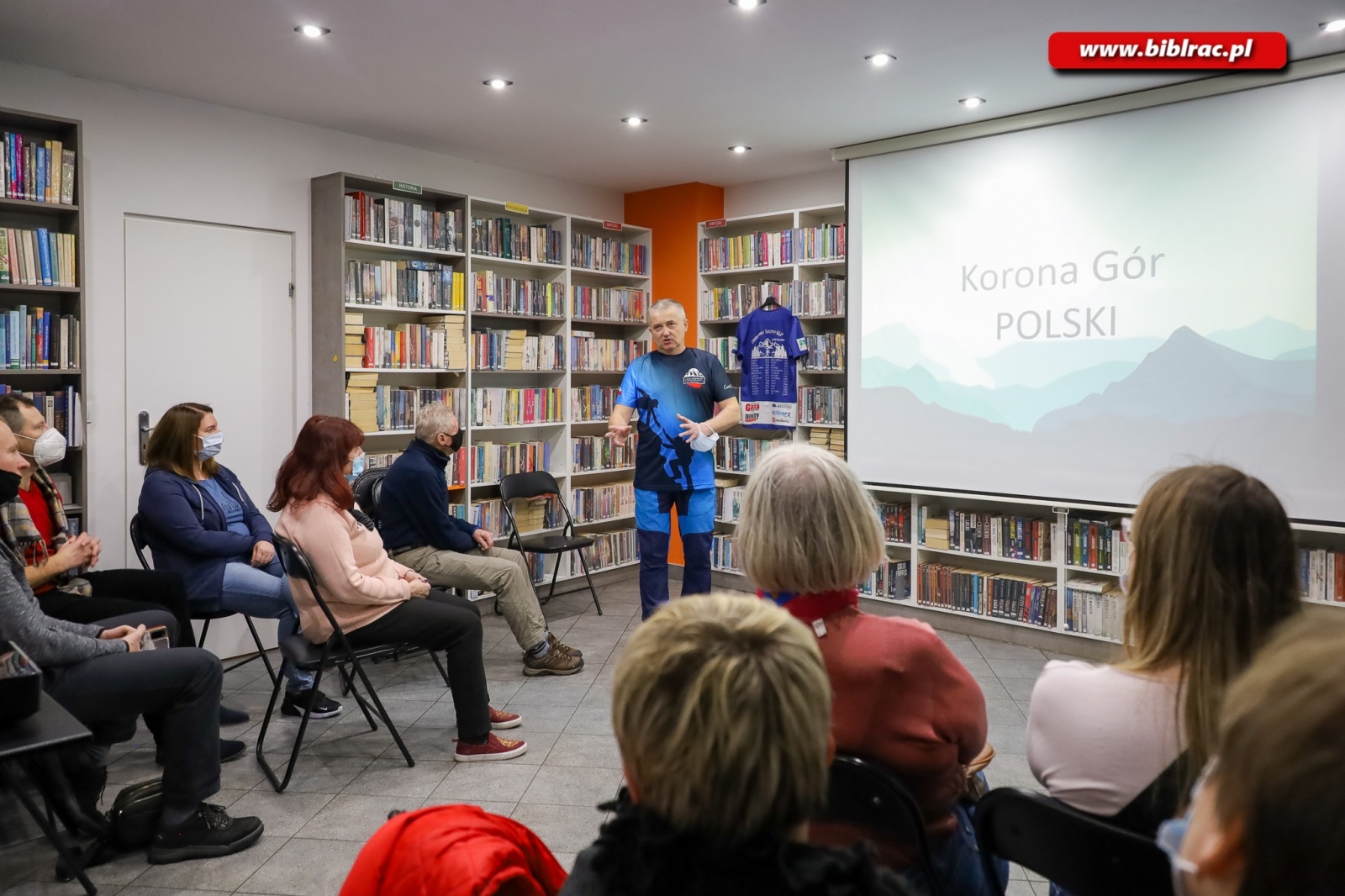 Zdjęcie w galerii na portalu naszraciborz.pl: Korona Gór Polski – góry dla każdego? Andrzej Kuśnierz w bibliotece na Ostrogu wiadomości z regionu