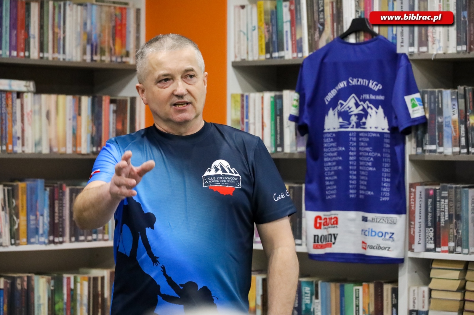 Zdjęcie w galerii na portalu naszraciborz.pl: Korona Gór Polski – góry dla każdego? Andrzej Kuśnierz w bibliotece na Ostrogu wiadomości z regionu