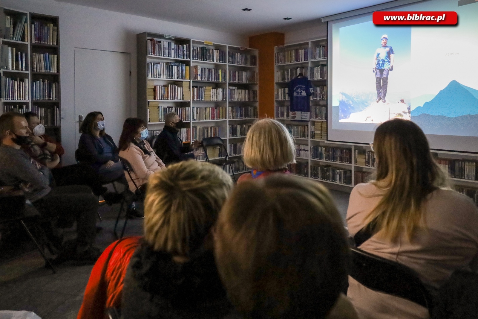Zdjęcie w galerii na portalu naszraciborz.pl: Korona Gór Polski – góry dla każdego? Andrzej Kuśnierz w bibliotece na Ostrogu wiadomości z regionu