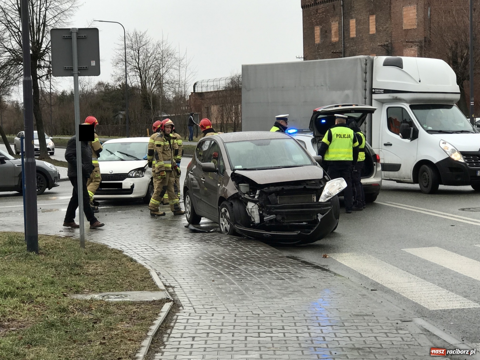 Zdjęcie w galerii na portalu naszraciborz.pl: Zderzenie na skrzyżowaniu przy więzieniu [FOTO] wiadomości z regionu