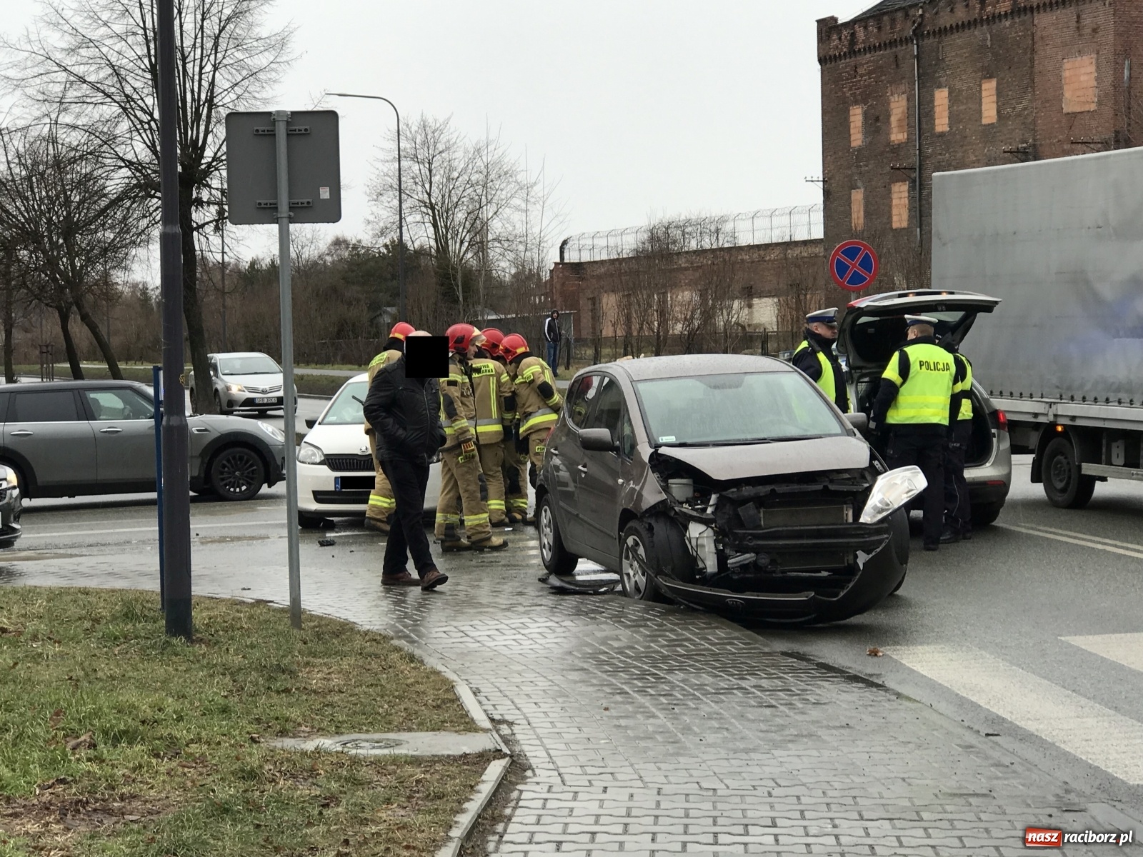 Zdjęcie w galerii na portalu naszraciborz.pl: Zderzenie na skrzyżowaniu przy więzieniu [FOTO] wiadomości z regionu