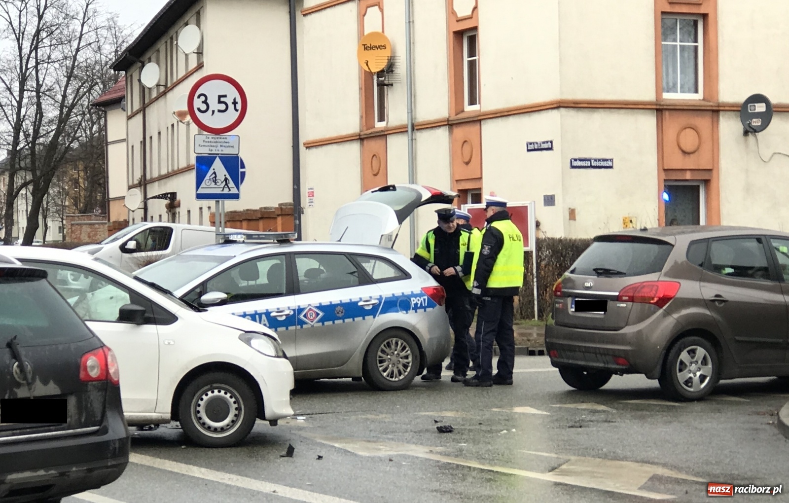 Zdjęcie w galerii na portalu naszraciborz.pl: Zderzenie na skrzyżowaniu przy więzieniu [FOTO] wiadomości z regionu