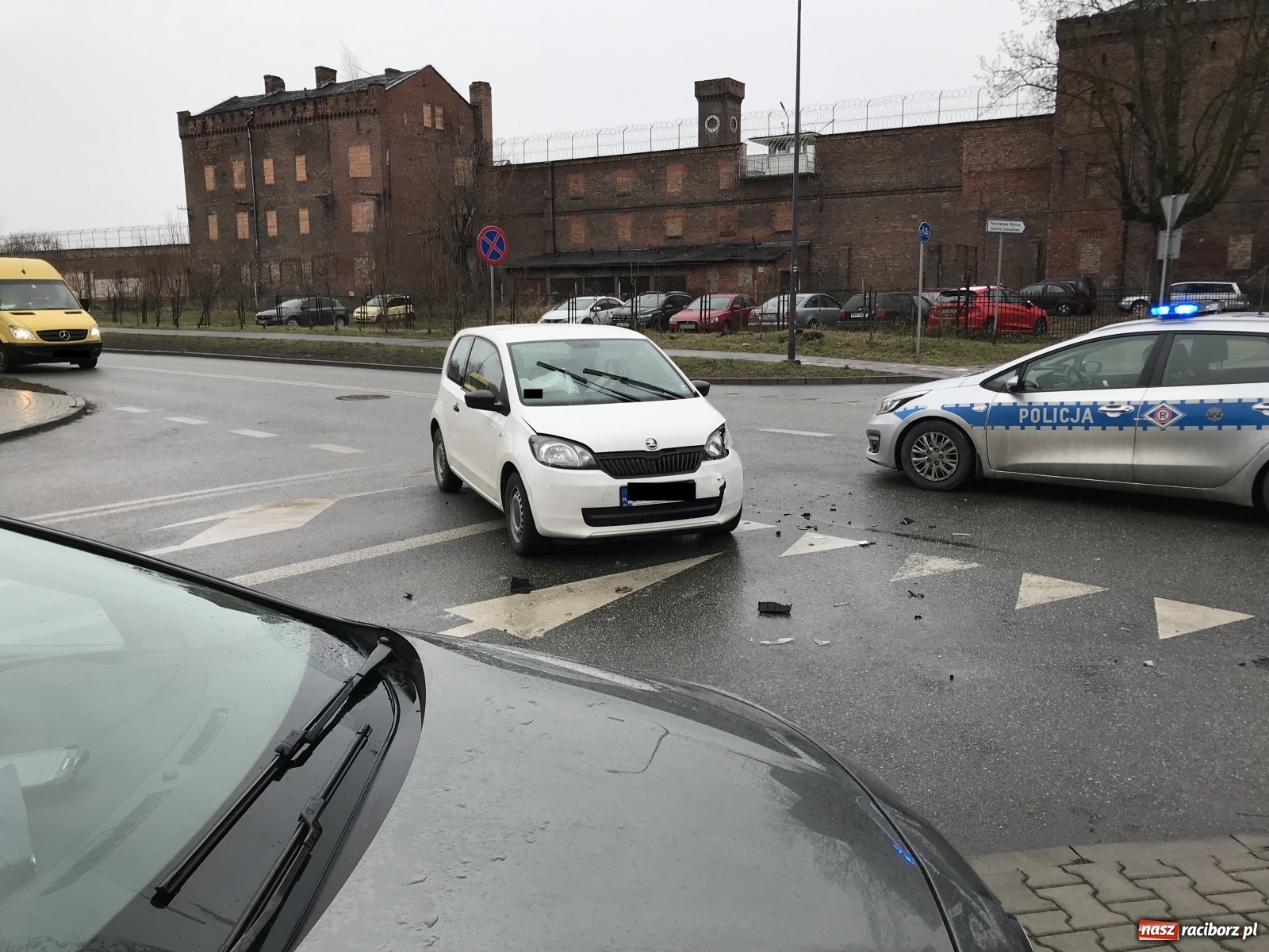 Zdjęcie w galerii na portalu naszraciborz.pl: Zderzenie na skrzyżowaniu przy więzieniu [FOTO] wiadomości z regionu