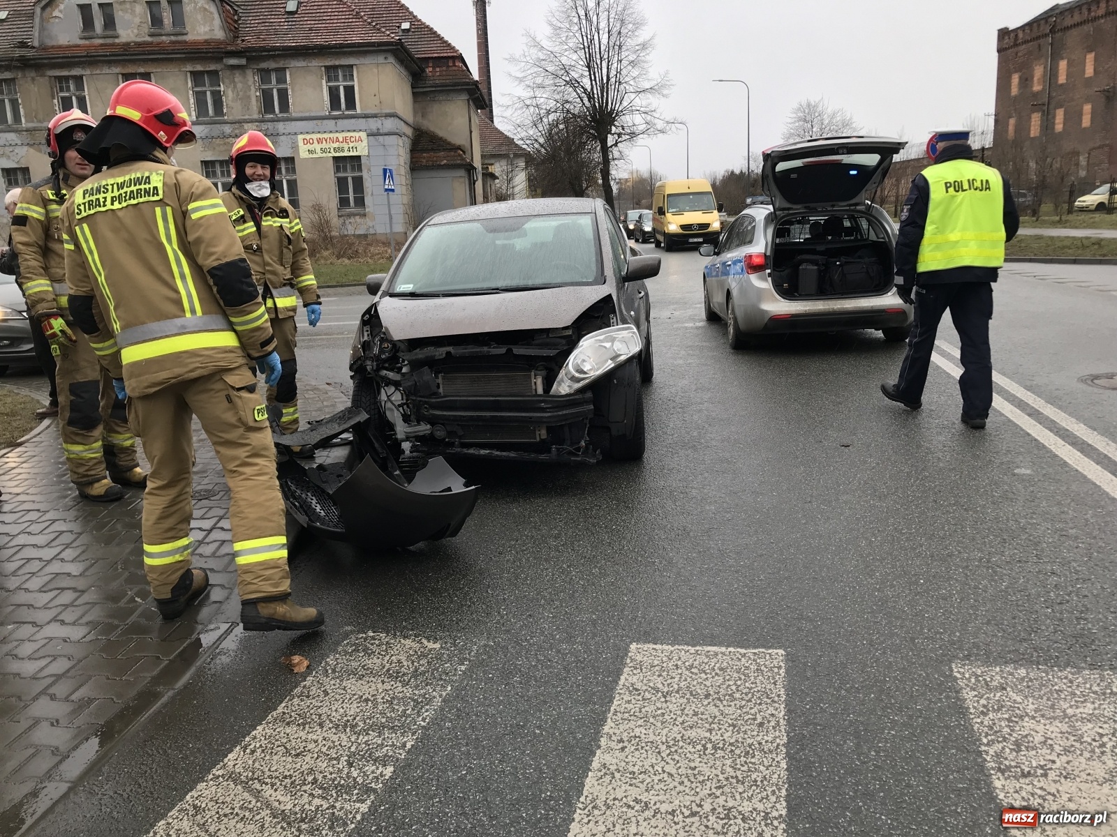 Zdjęcie w galerii na portalu naszraciborz.pl: Zderzenie na skrzyżowaniu przy więzieniu [FOTO] wiadomości z regionu