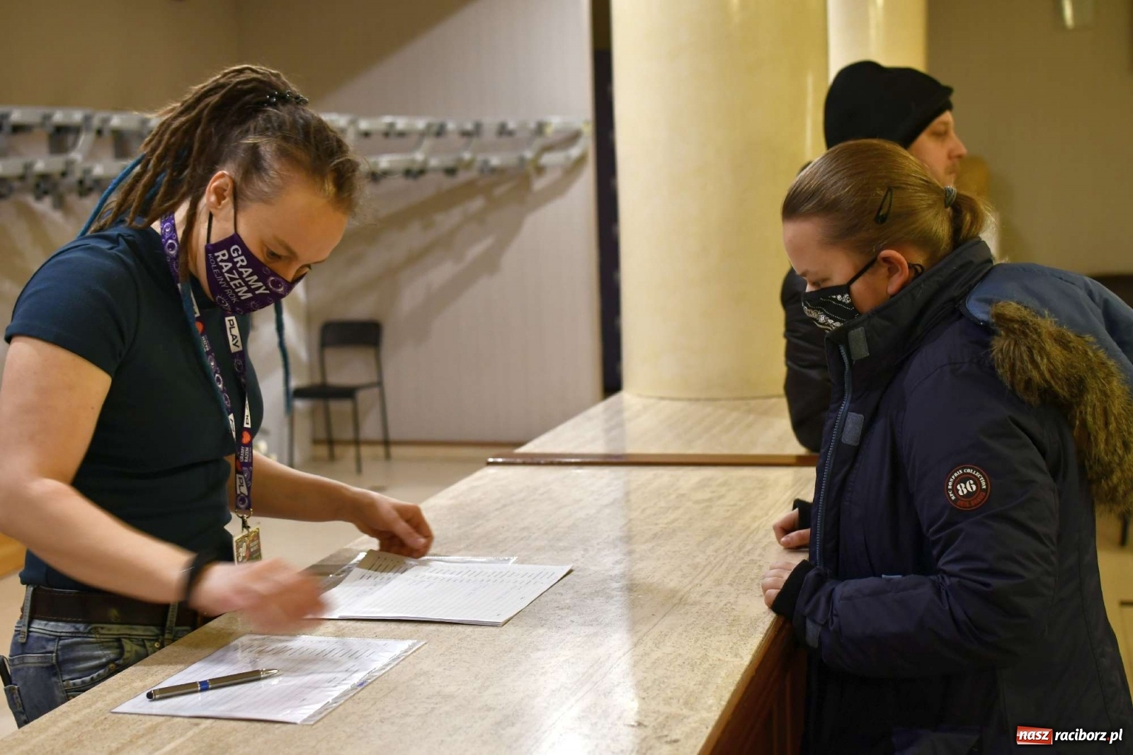 Zdjęcie w galerii na portalu naszraciborz.pl: 30 finał WOŚP. Kwestuje około stu wolontariuszy. Będzie relacja w TVN z Raciborza wiadomości z regionu