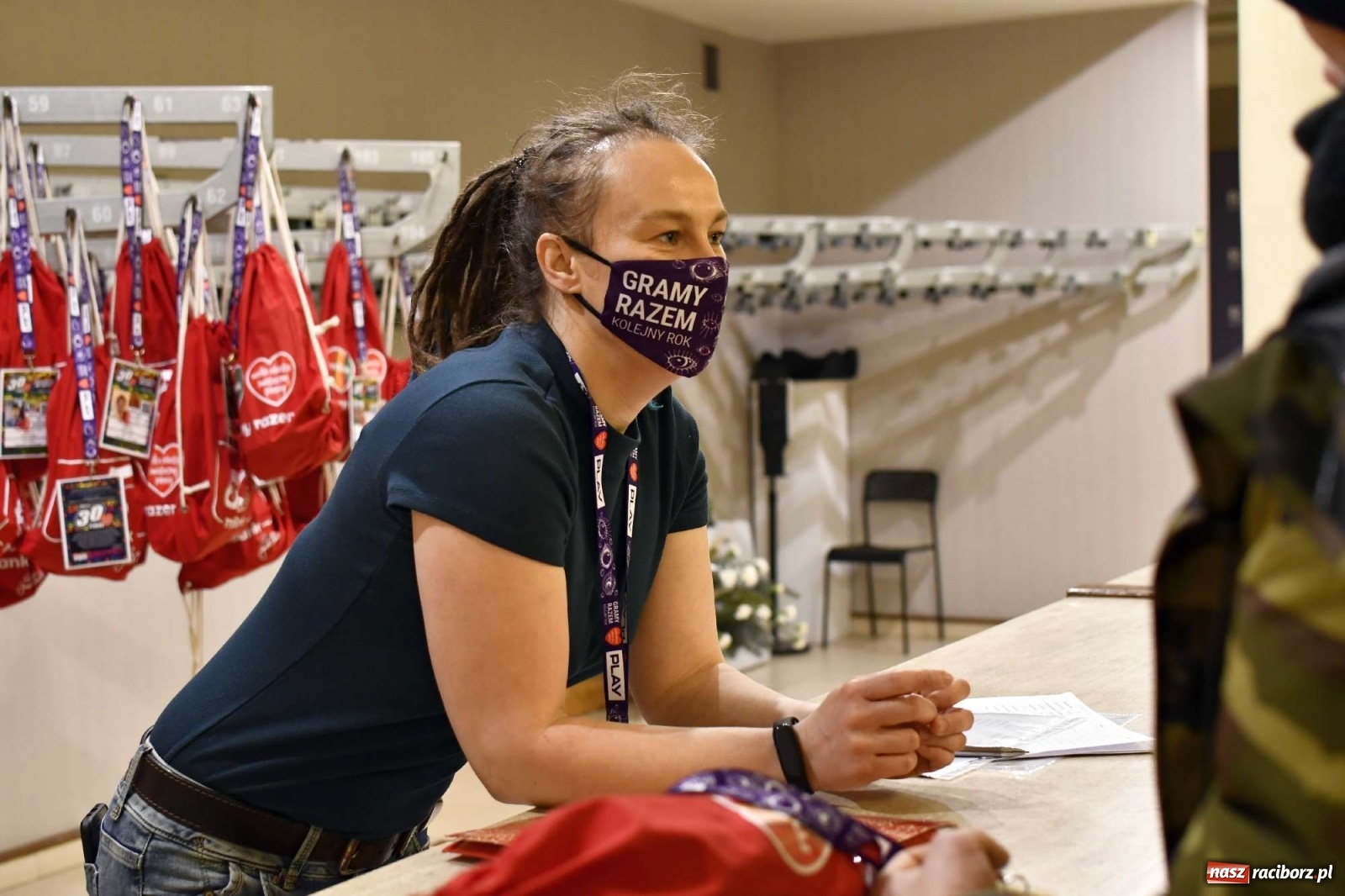 Zdjęcie w galerii na portalu naszraciborz.pl: 30 finał WOŚP. Kwestuje około stu wolontariuszy. Będzie relacja w TVN z Raciborza wiadomości z regionu