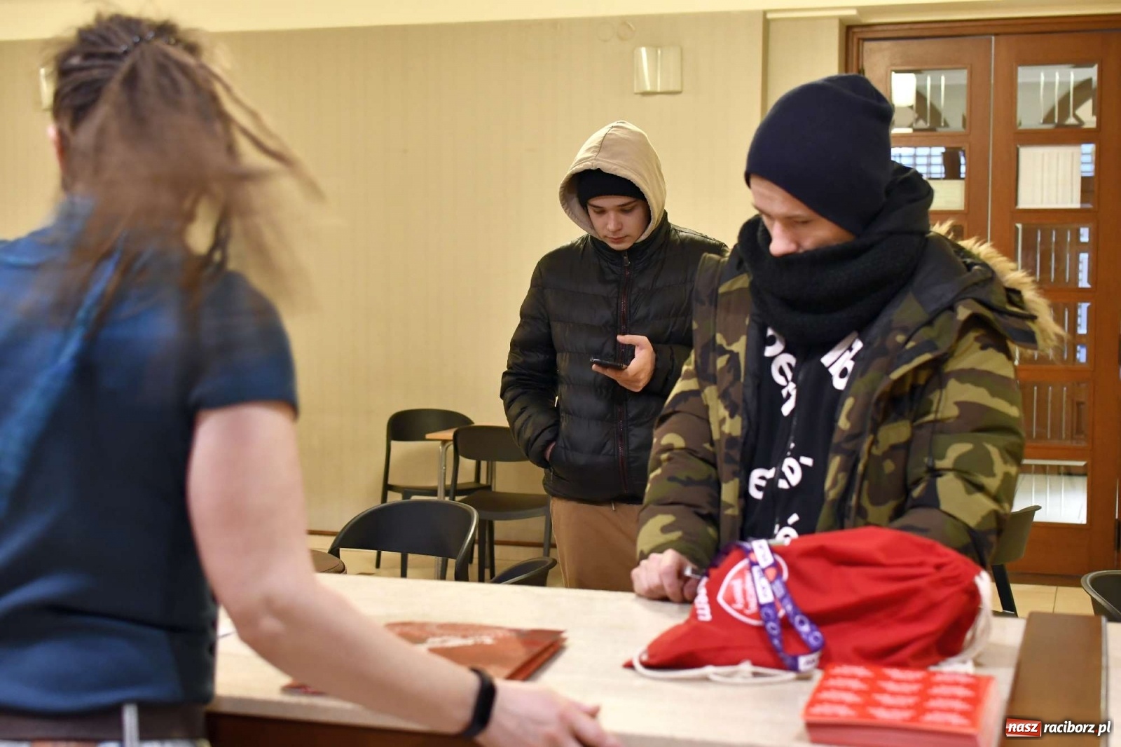 Zdjęcie w galerii na portalu naszraciborz.pl: 30 finał WOŚP. Kwestuje około stu wolontariuszy. Będzie relacja w TVN z Raciborza wiadomości z regionu