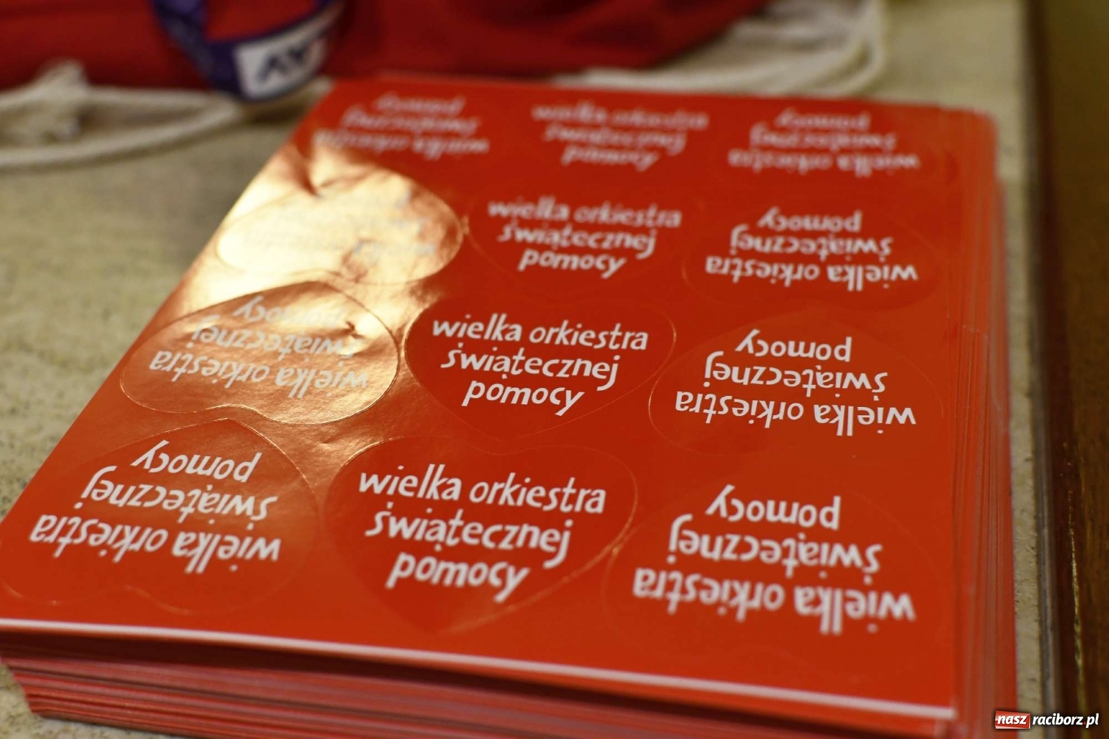 Zdjęcie w galerii na portalu naszraciborz.pl: 30 finał WOŚP. Kwestuje około stu wolontariuszy. Będzie relacja w TVN z Raciborza wiadomości z regionu