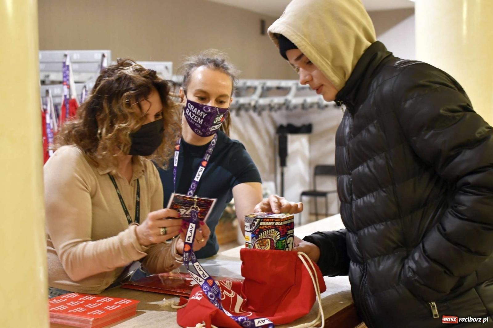 Zdjęcie w galerii na portalu naszraciborz.pl: 30 finał WOŚP. Kwestuje około stu wolontariuszy. Będzie relacja w TVN z Raciborza wiadomości z regionu