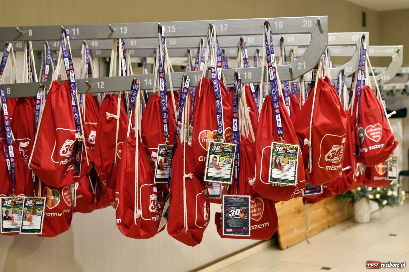 Zdjęcie w galerii na portalu naszraciborz.pl: 30 finał WOŚP. Kwestuje około stu wolontariuszy. Będzie relacja w TVN z Raciborza wiadomości z regionu