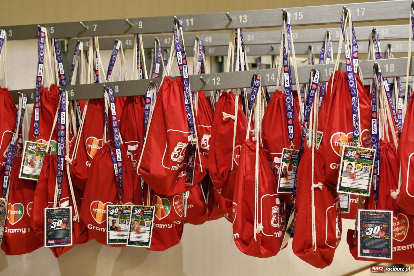 Zdjęcie w galerii na portalu naszraciborz.pl: 30 finał WOŚP. Kwestuje około stu wolontariuszy. Będzie relacja w TVN z Raciborza wiadomości z regionu