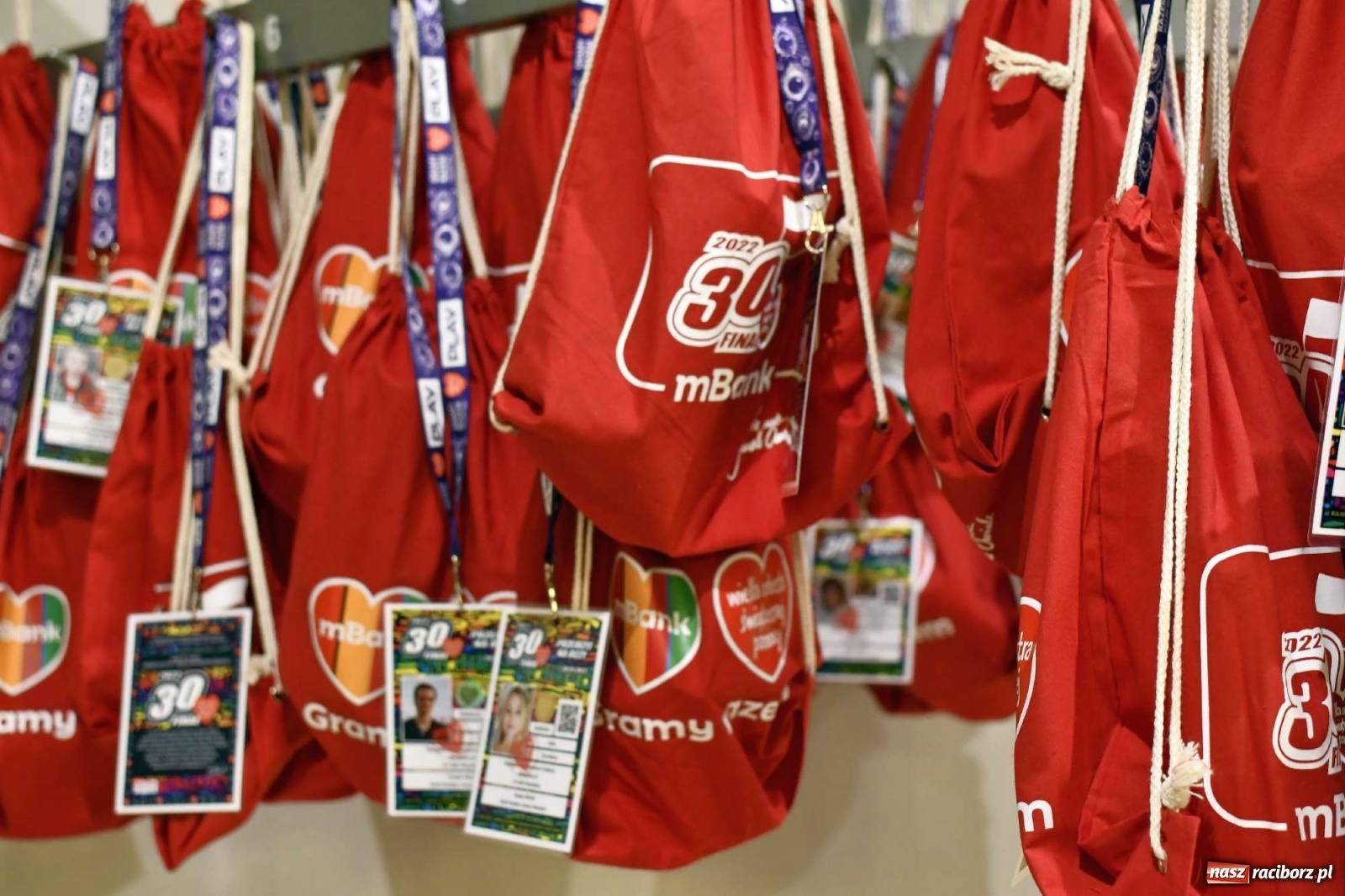 Zdjęcie w galerii na portalu naszraciborz.pl: 30 finał WOŚP. Kwestuje około stu wolontariuszy. Będzie relacja w TVN z Raciborza wiadomości z regionu