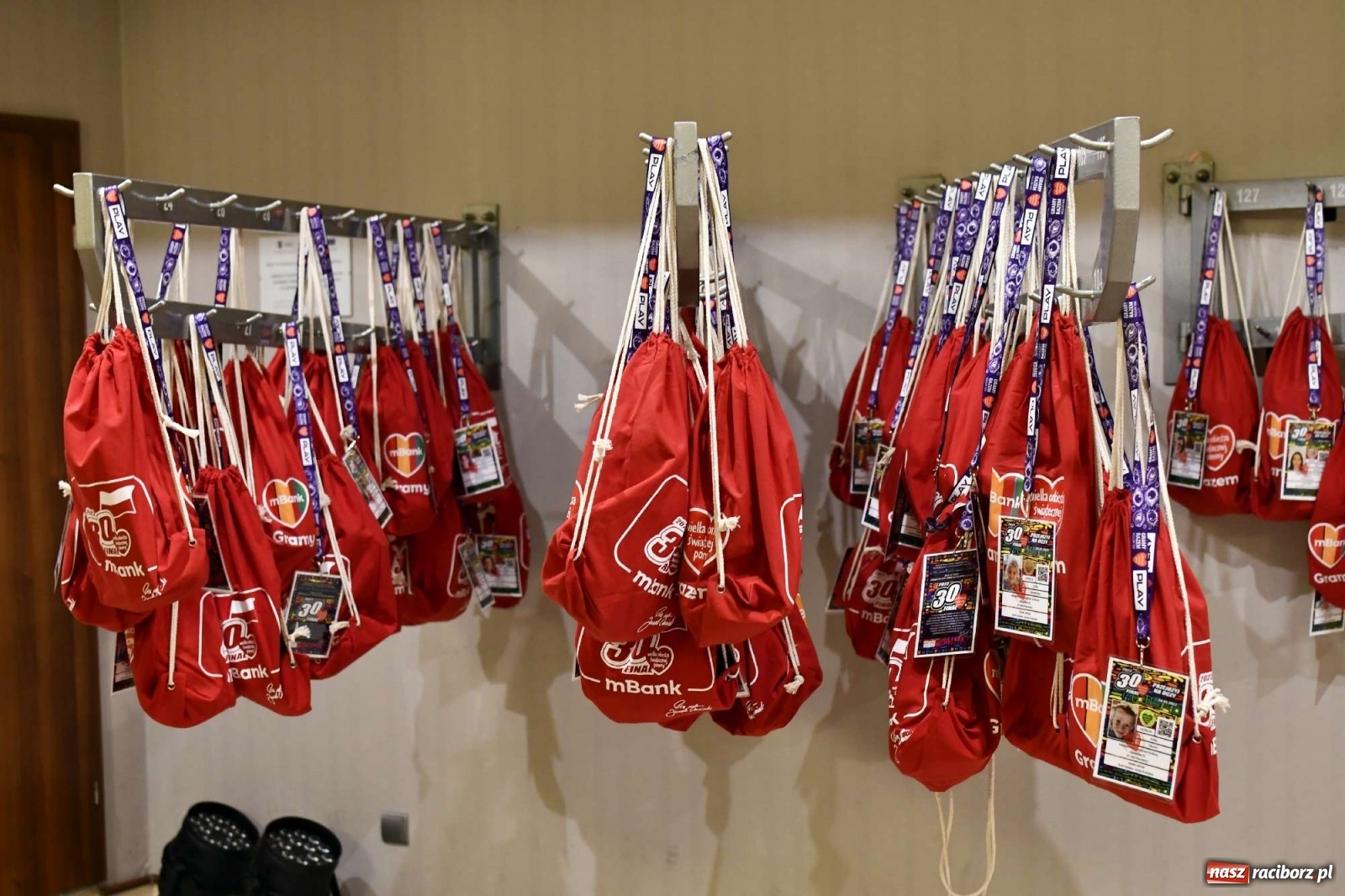 Zdjęcie w galerii na portalu naszraciborz.pl: 30 finał WOŚP. Kwestuje około stu wolontariuszy. Będzie relacja w TVN z Raciborza wiadomości z regionu