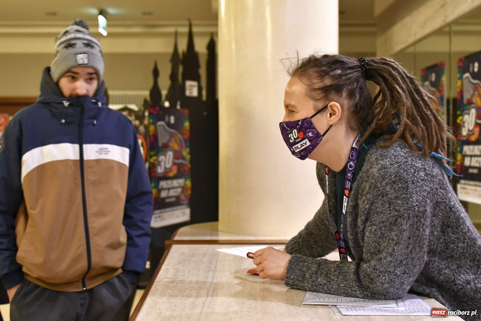 Zdjęcie w galerii na portalu naszraciborz.pl: 30 finał WOŚP. Kwestuje około stu wolontariuszy. Będzie relacja w TVN z Raciborza wiadomości z regionu