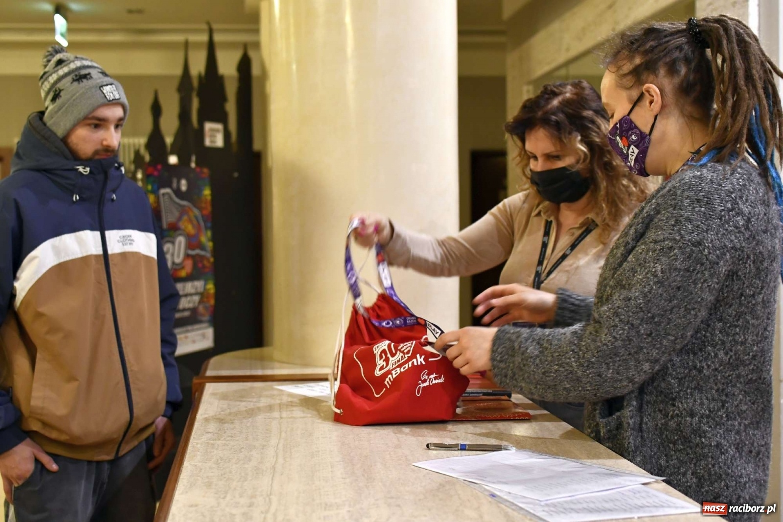 Zdjęcie w galerii na portalu naszraciborz.pl: 30 finał WOŚP. Kwestuje około stu wolontariuszy. Będzie relacja w TVN z Raciborza wiadomości z regionu