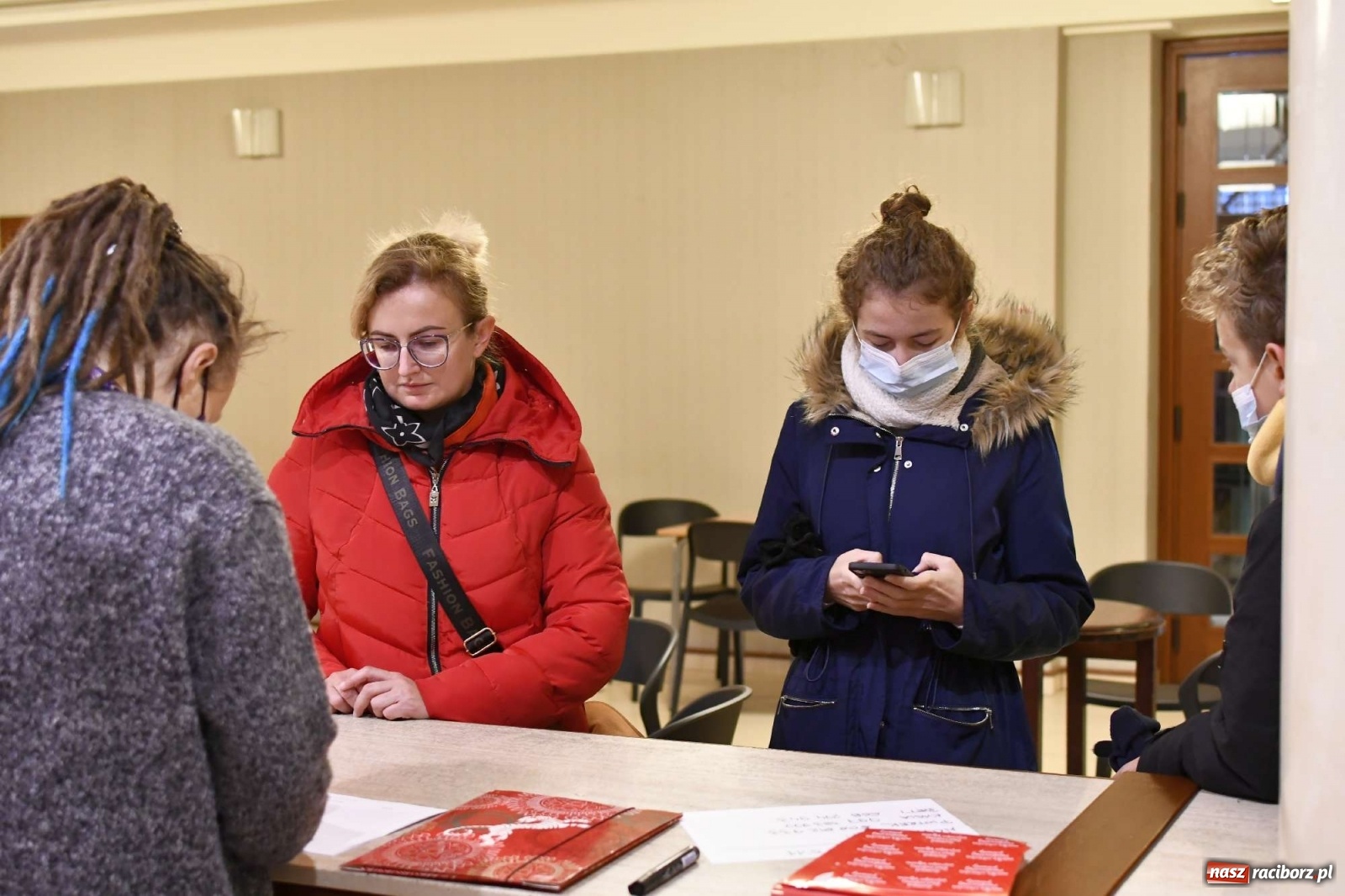 Zdjęcie w galerii na portalu naszraciborz.pl: 30 finał WOŚP. Kwestuje około stu wolontariuszy. Będzie relacja w TVN z Raciborza wiadomości z regionu