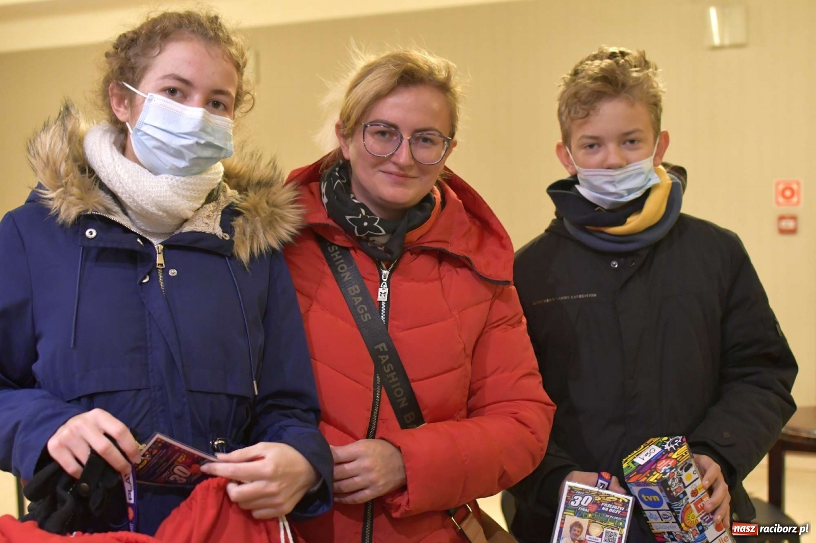 Zdjęcie w galerii na portalu naszraciborz.pl: 30 finał WOŚP. Kwestuje około stu wolontariuszy. Będzie relacja w TVN z Raciborza wiadomości z regionu