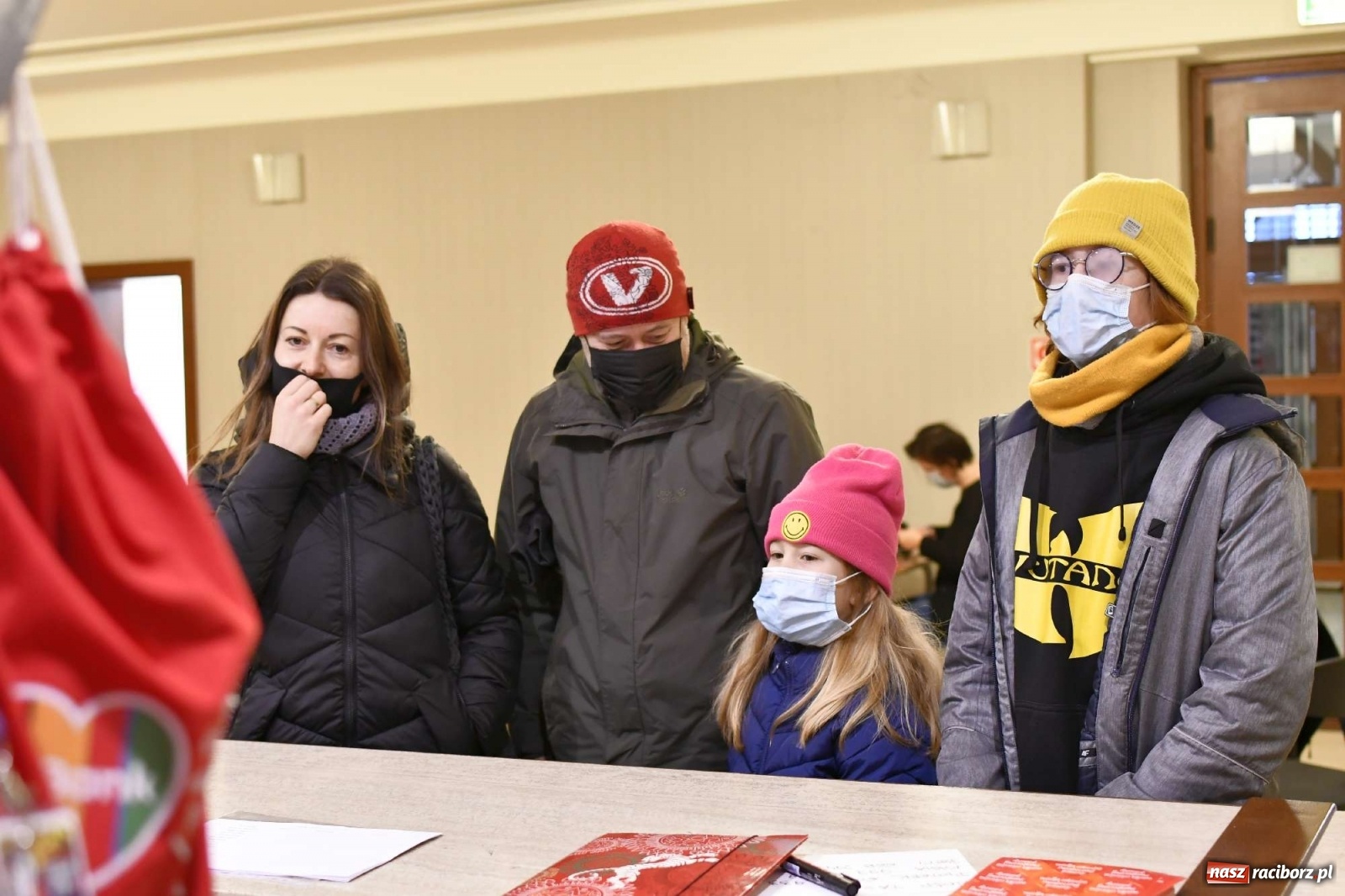 Zdjęcie w galerii na portalu naszraciborz.pl: 30 finał WOŚP. Kwestuje około stu wolontariuszy. Będzie relacja w TVN z Raciborza wiadomości z regionu