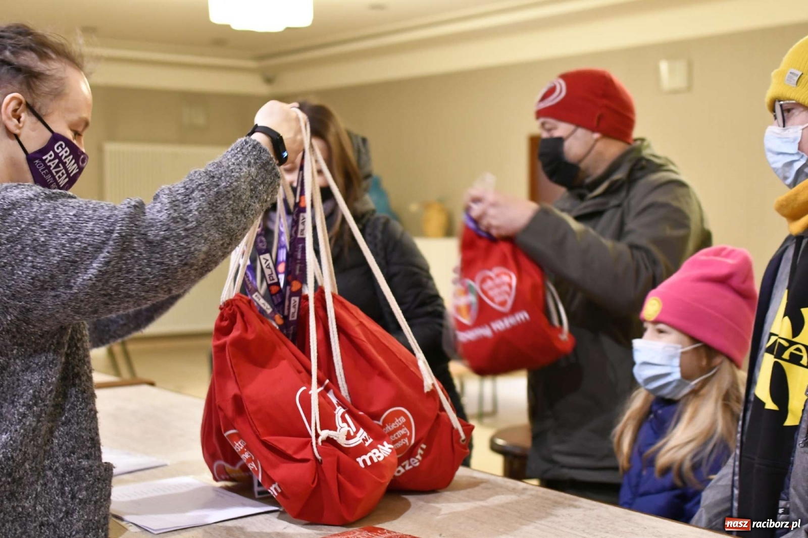 Zdjęcie w galerii na portalu naszraciborz.pl: 30 finał WOŚP. Kwestuje około stu wolontariuszy. Będzie relacja w TVN z Raciborza wiadomości z regionu