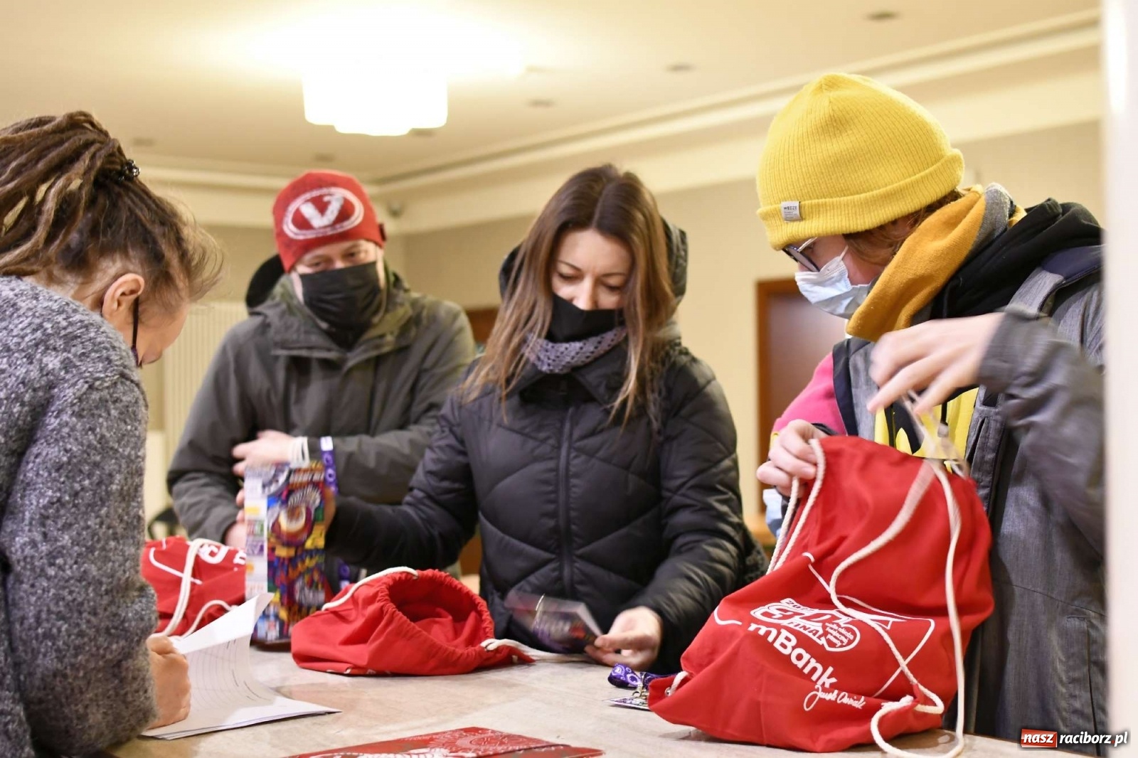 Zdjęcie w galerii na portalu naszraciborz.pl: 30 finał WOŚP. Kwestuje około stu wolontariuszy. Będzie relacja w TVN z Raciborza wiadomości z regionu