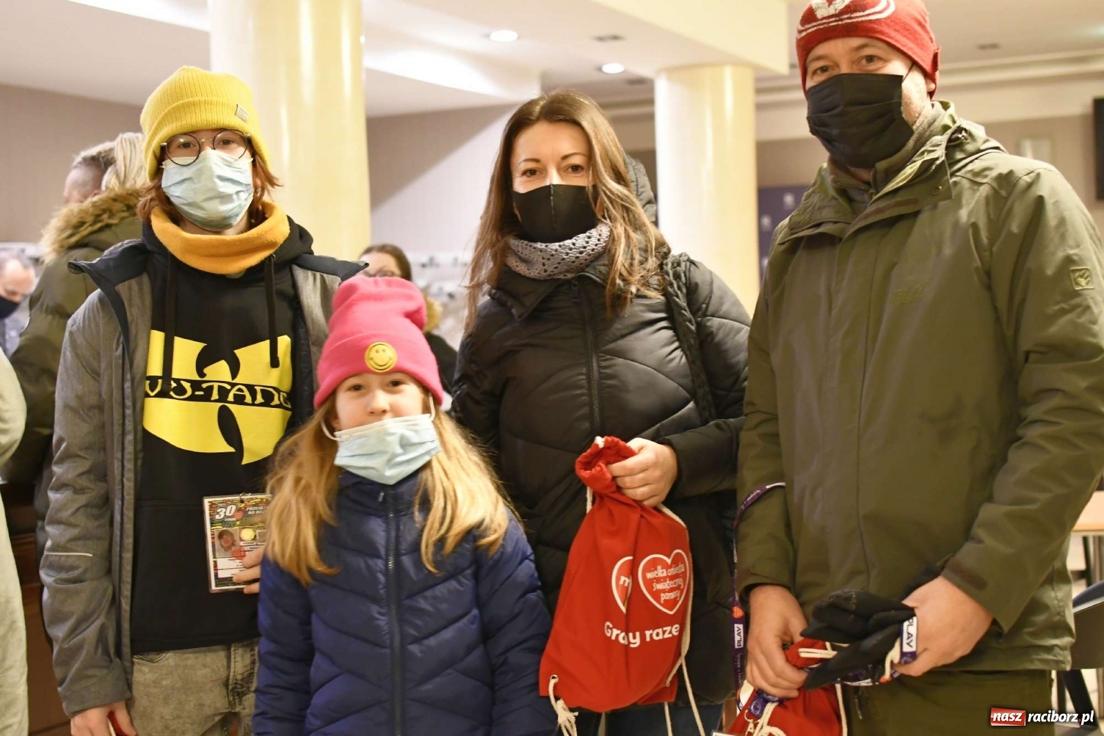 Zdjęcie w galerii na portalu naszraciborz.pl: 30 finał WOŚP. Kwestuje około stu wolontariuszy. Będzie relacja w TVN z Raciborza wiadomości z regionu