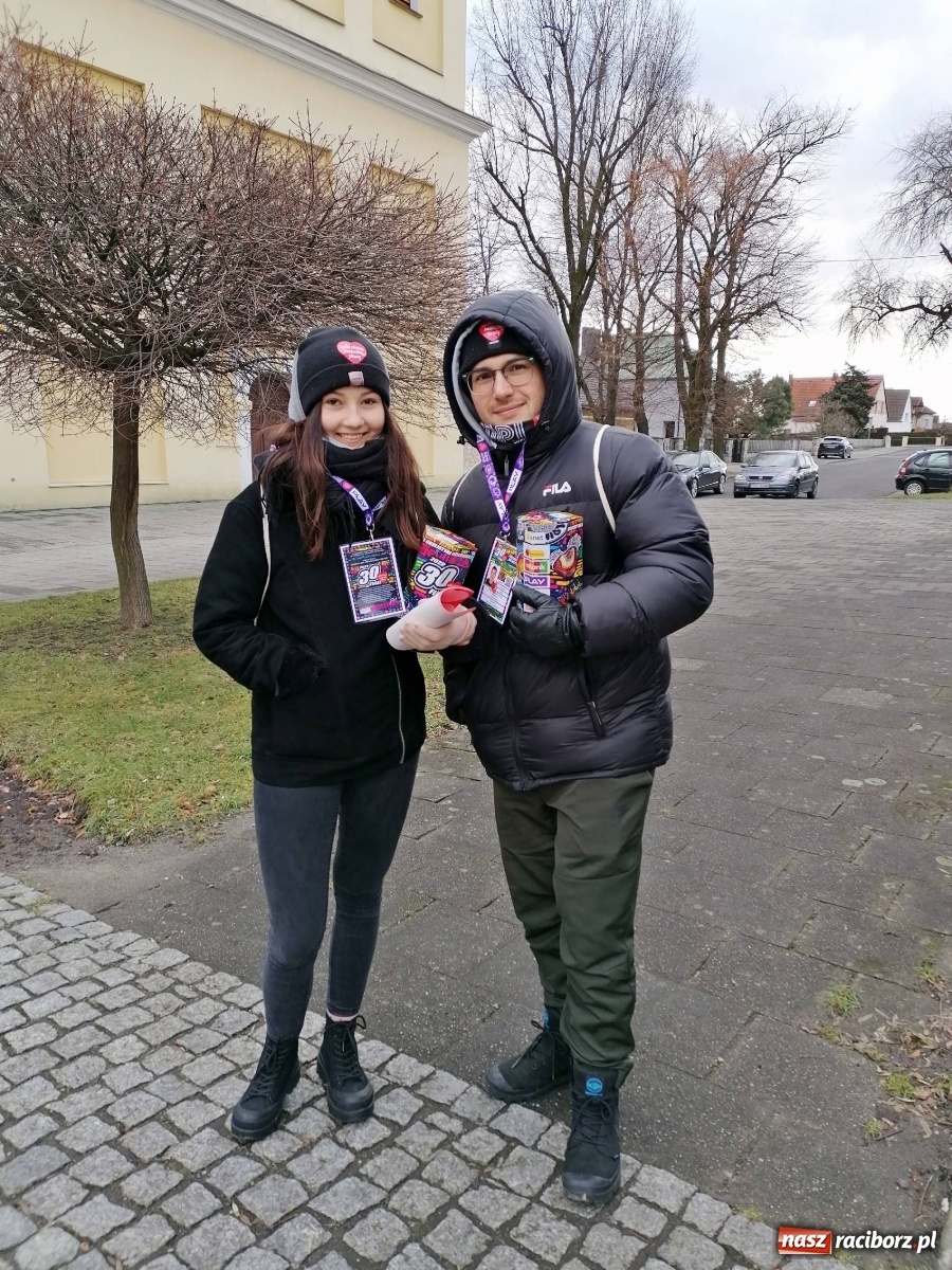 Zdjęcie w galerii na portalu naszraciborz.pl: 30 finał WOŚP. Kwestuje około stu wolontariuszy. Będzie relacja w TVN z Raciborza wiadomości z regionu